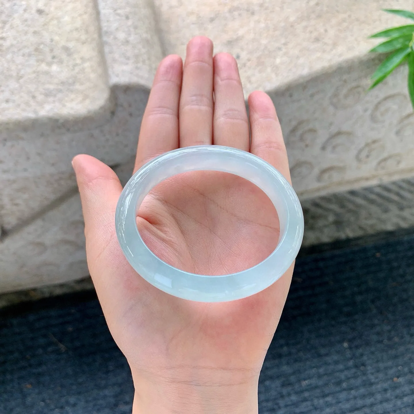 贵妃55 56
【圈口】56.3/48.9/12/8
【描述】冰糯底色，水润，种老，细腻，无纹裂！