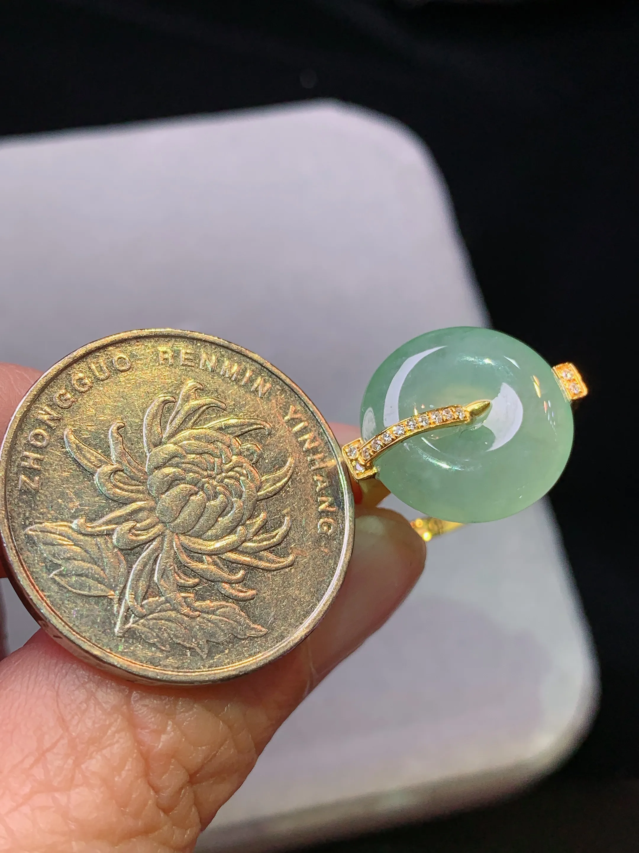 18k金钻镶嵌冰种平安扣戒指 玉质细腻 色泽艳丽清新 圈口14.5 整体尺寸15*5