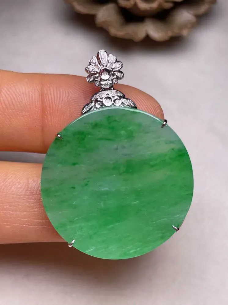 冰糯种飘色平安扣吊坠、真金真钻镶嵌，种水好，玉质细腻 .裸石尺寸 26.6