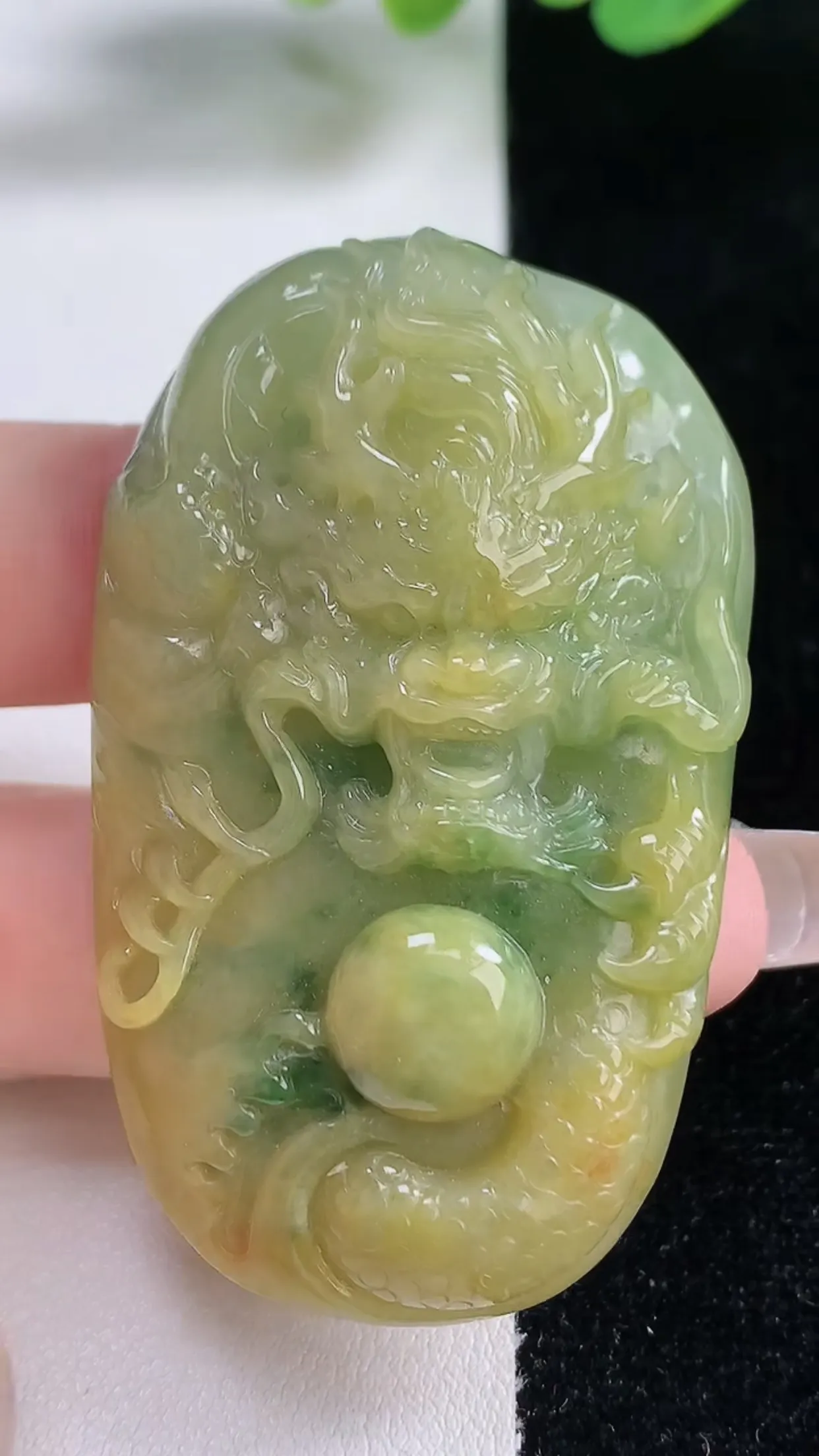 天然翡翠a货 老坑料起胶冰润 双彩黄加绿霸气龙牌吊坠，尺寸55-34.7-13.8mm  y 41.77