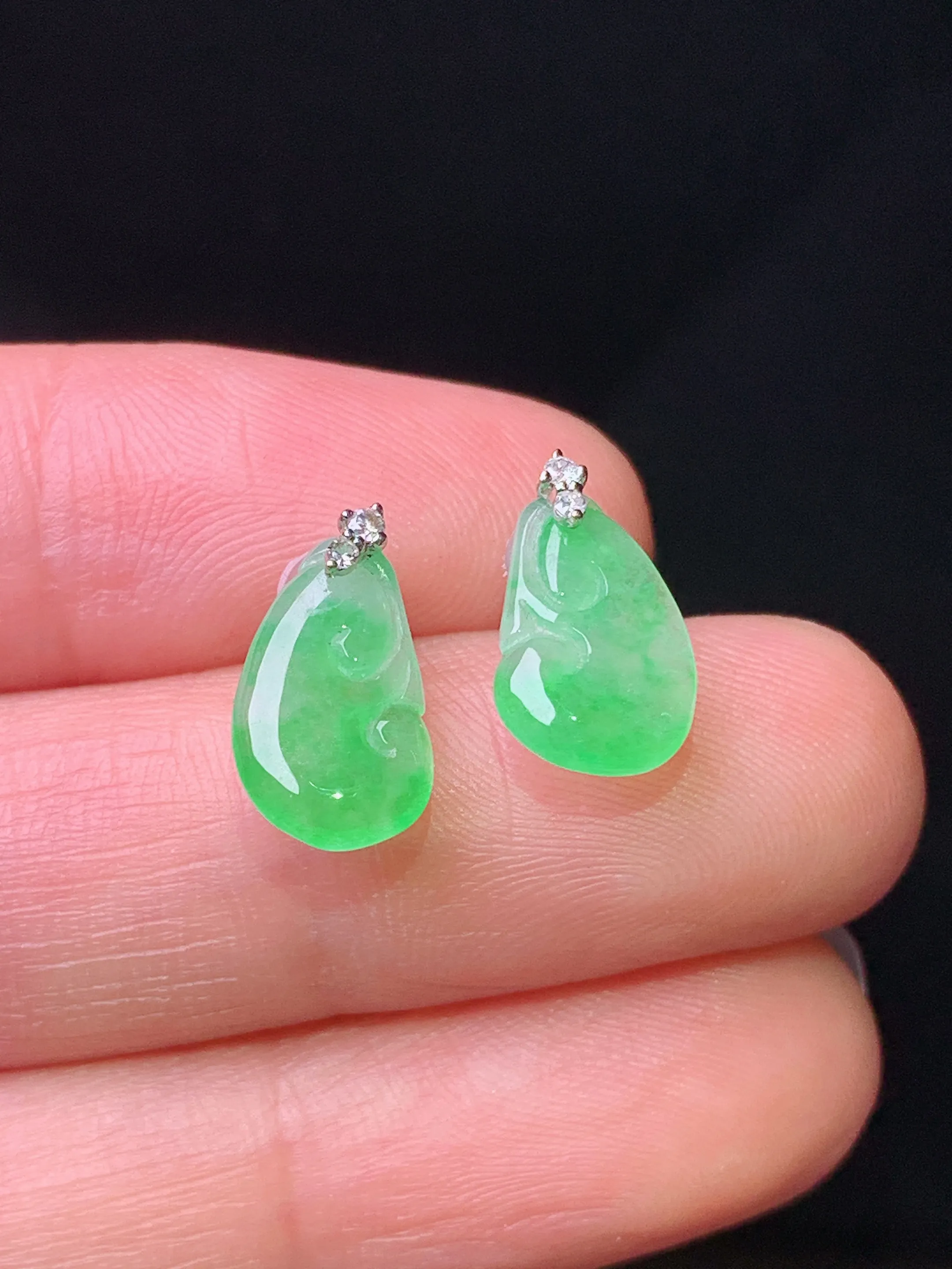 18k金钻镶嵌翠绿如意吊坠 玉质细腻 色泽艳丽清新 整体尺寸12.6*7*2.2