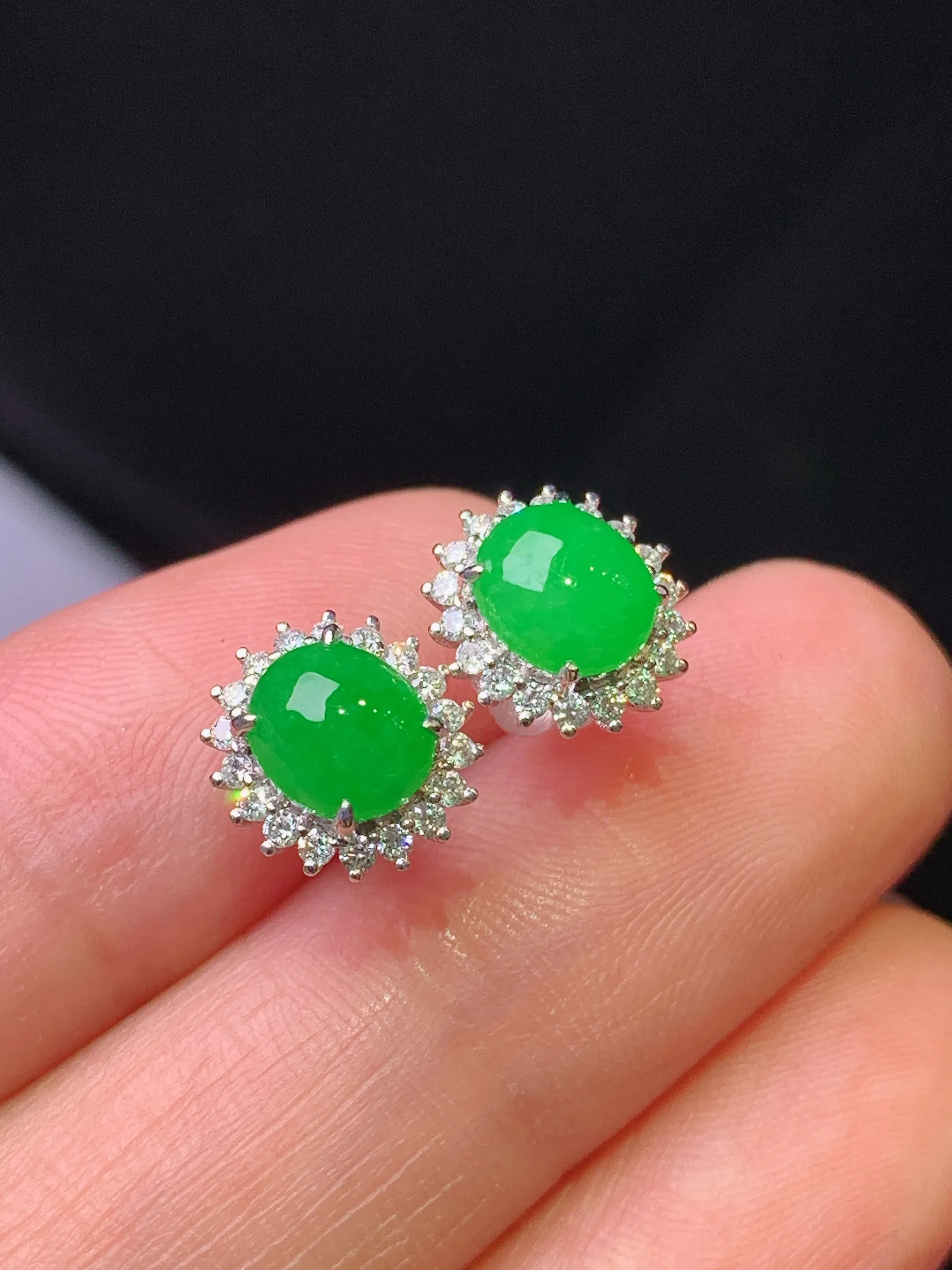 18k金钻镶嵌满绿蛋面耳钉 玉质细腻 色泽艳丽清新 整体尺寸9.5*8.8*6