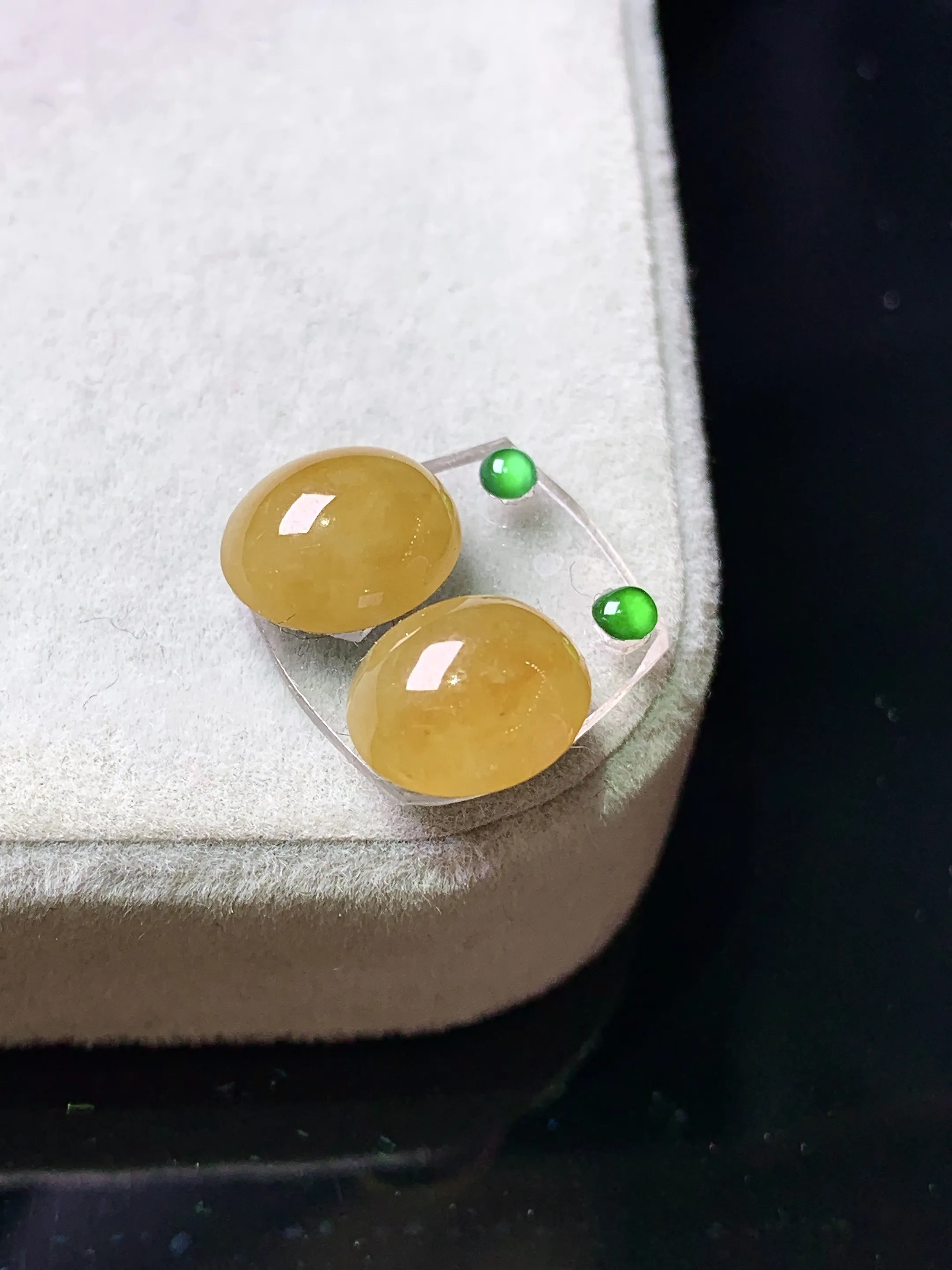 镶嵌款 黄翡蛋面一对 玉质细腻 色泽艳丽清新 整体尺寸9*7.5*4.8