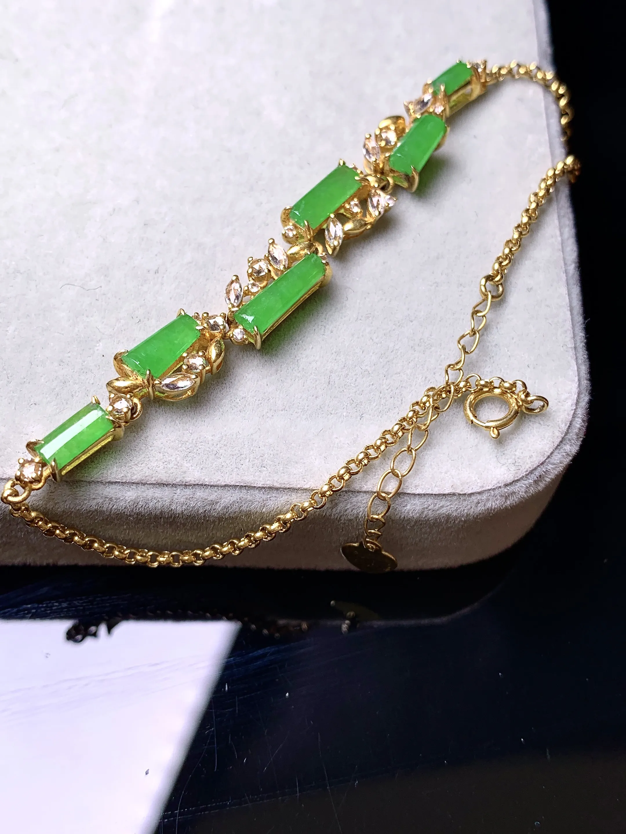 18k金钻镶嵌满绿玉柱手链 玉质细腻 色泽艳丽清新 整体尺寸60*6.8*4.3