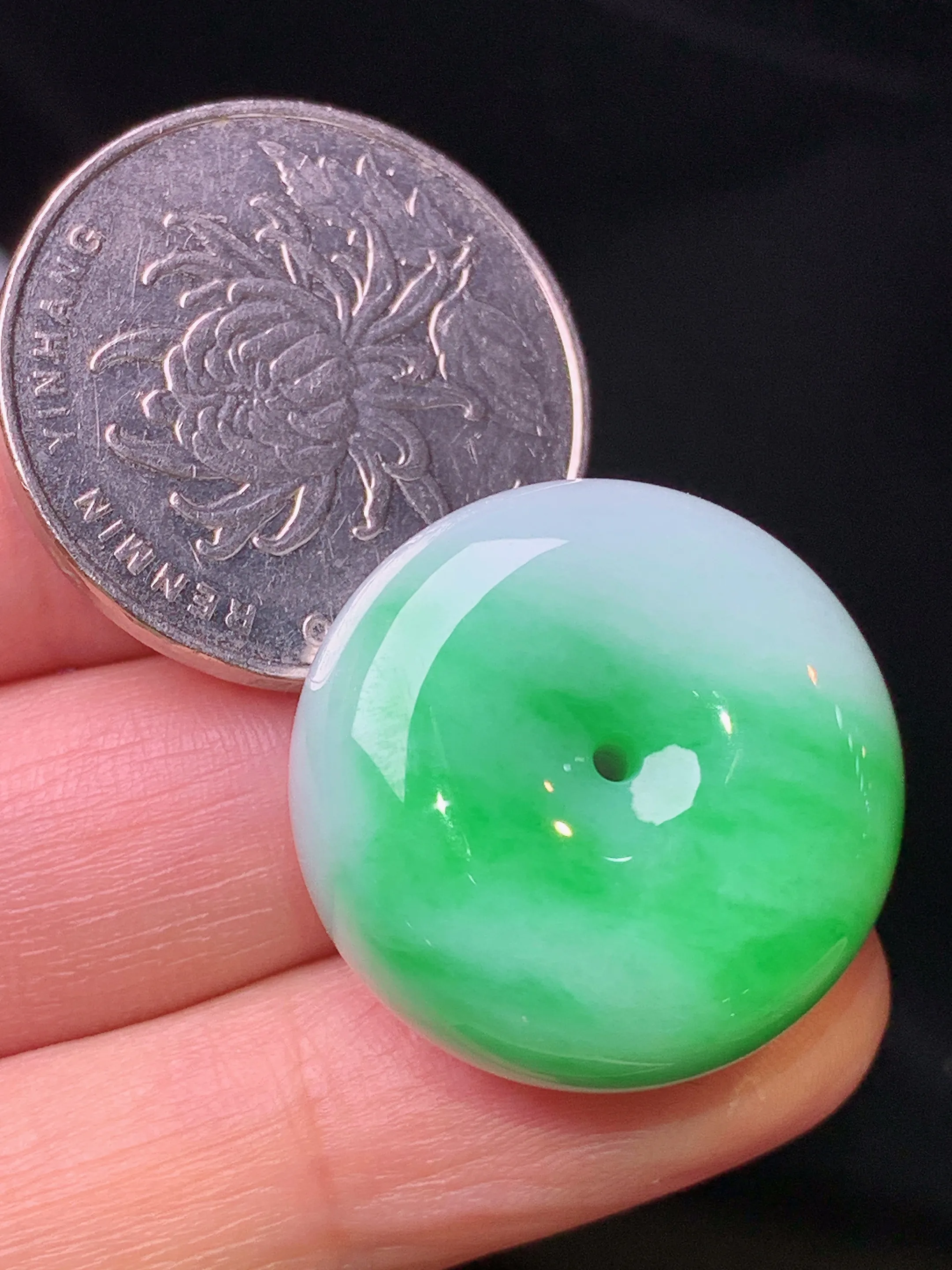 翠绿平安扣吊坠 玉质细腻 色泽艳丽清新 整体尺寸23.2*11.5