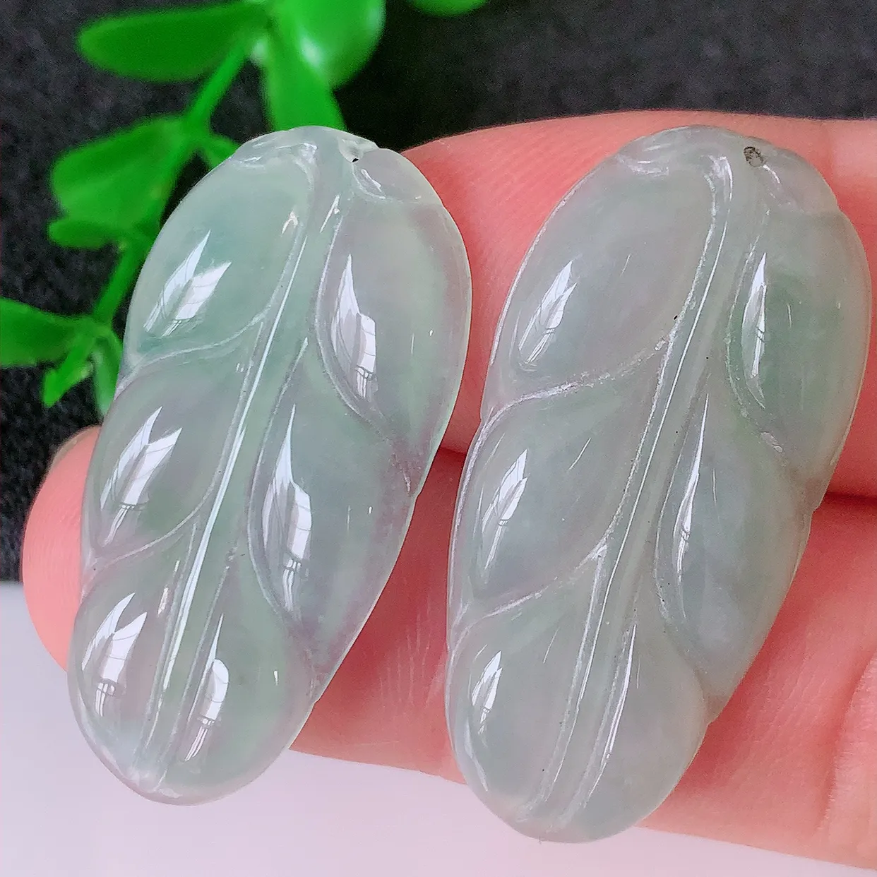 自然光实拍，冰种翡翠叶子吊坠 ，种水足，色泽清新，工艺精湛，叶子寓意美好；金枝玉叶，事业有成。#10