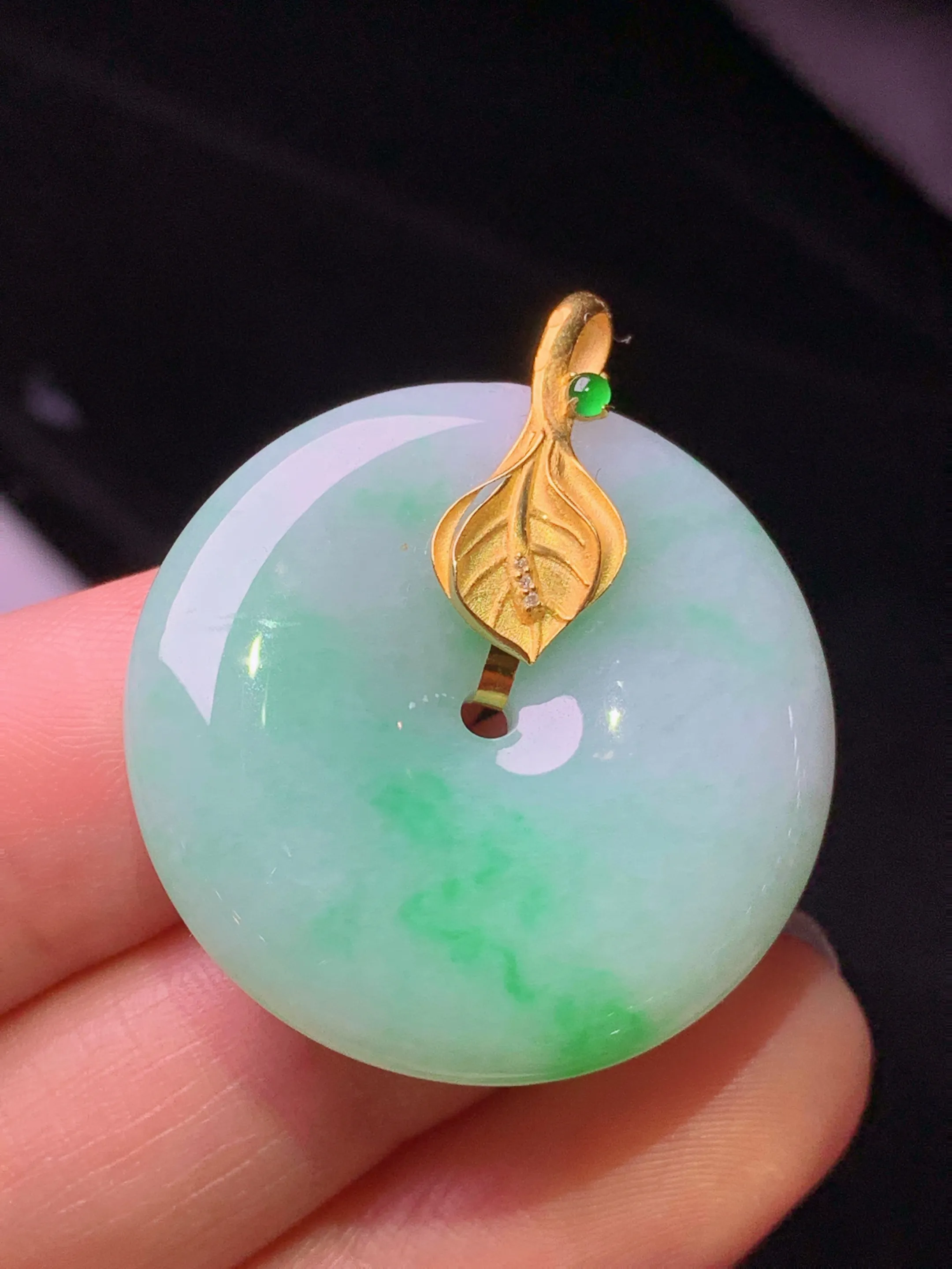 18k金镶嵌飘绿平安扣吊坠 玉质细腻 色泽艳丽清新 整体尺寸33*29*6.2