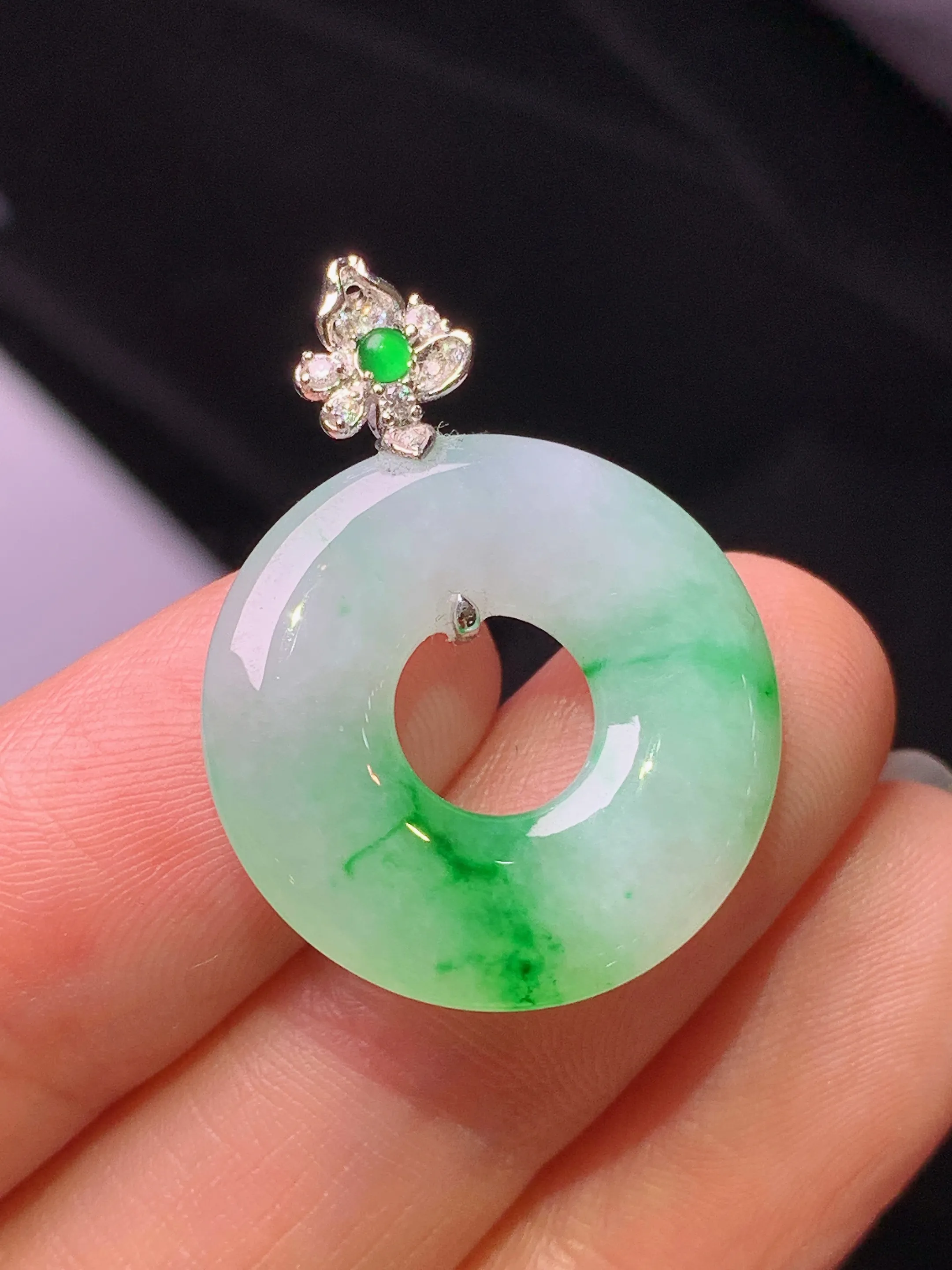 18k金钻镶嵌飘绿平安环吊坠 玉质细腻 色泽艳丽清新 整体尺寸28.2*21.1*4.2