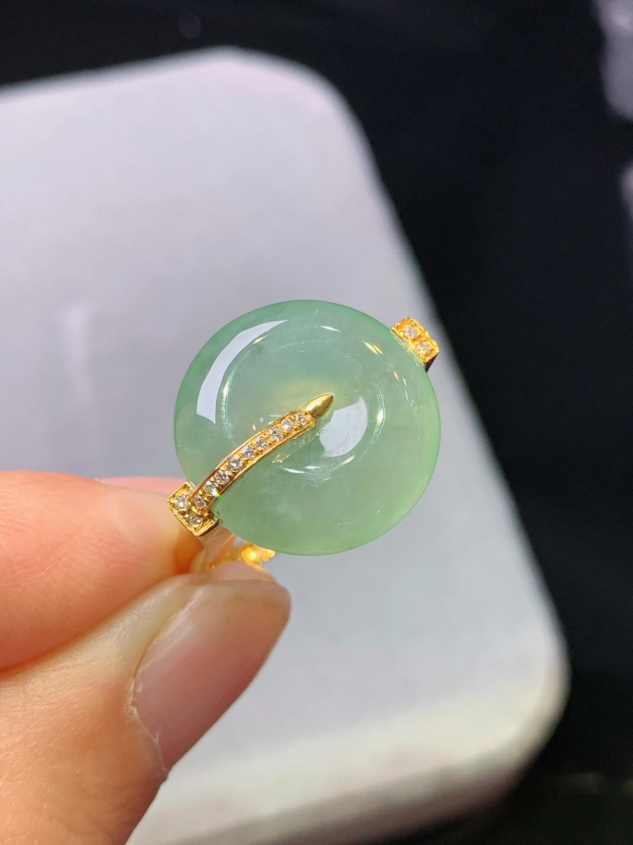 18k金钻镶嵌冰种平安扣戒指 玉质细腻 色泽艳丽清新 圈口14.5 整体尺寸15*5