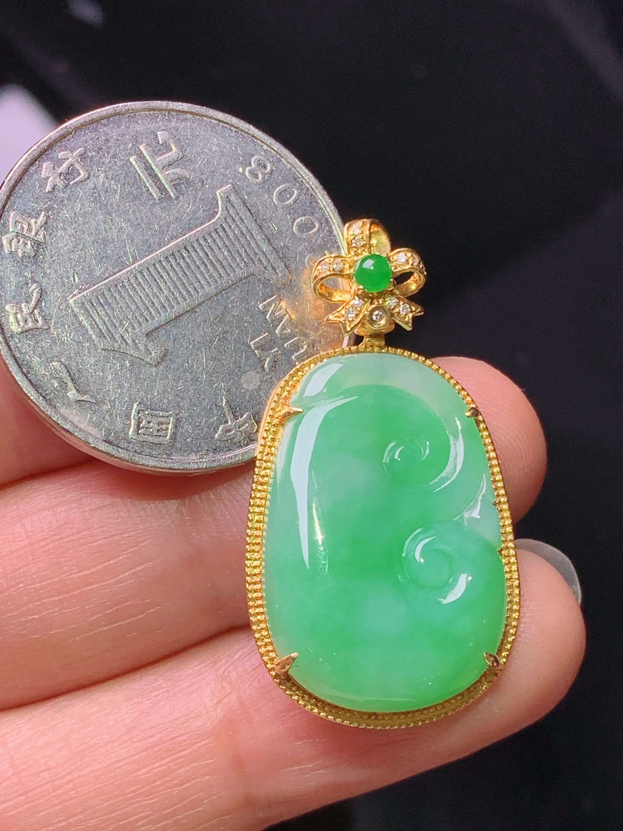 18k金钻镶嵌翠绿如意吊坠 玉质细腻 色泽艳丽清新 整体尺寸32.2*17.5*4.6