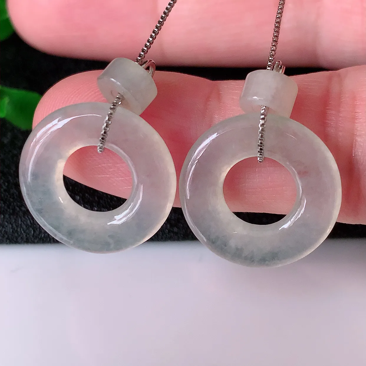 自然光实拍，冰种翡翠一对平安扣耳坠，翠色灵动，玉质细腻，颜色漂亮，品相佳，佩戴佳品！配银线 #644