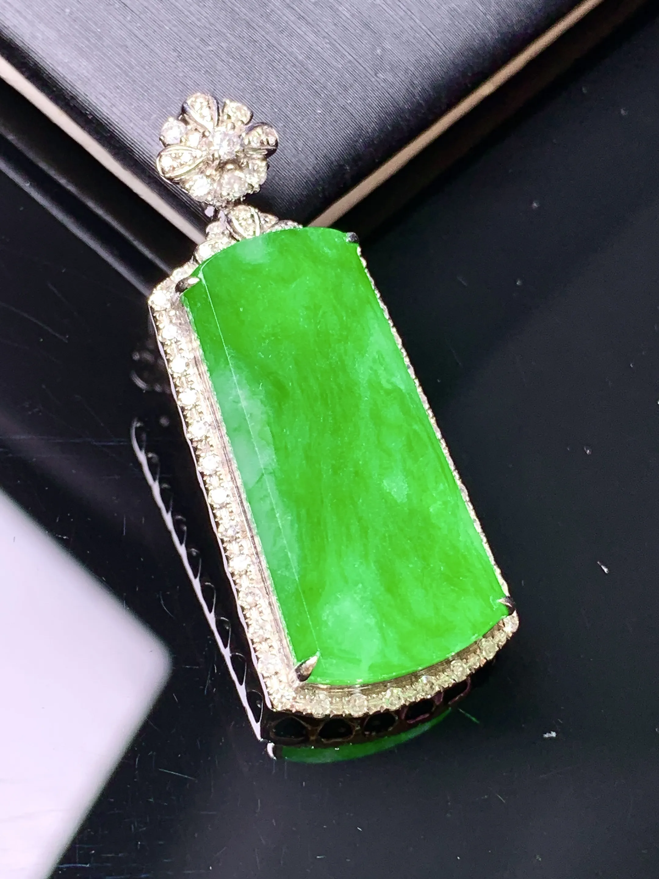 18k金钻镶嵌翠绿无事牌吊坠 玉质细腻 色泽艳丽清新 整体尺寸36.7*15*6.5