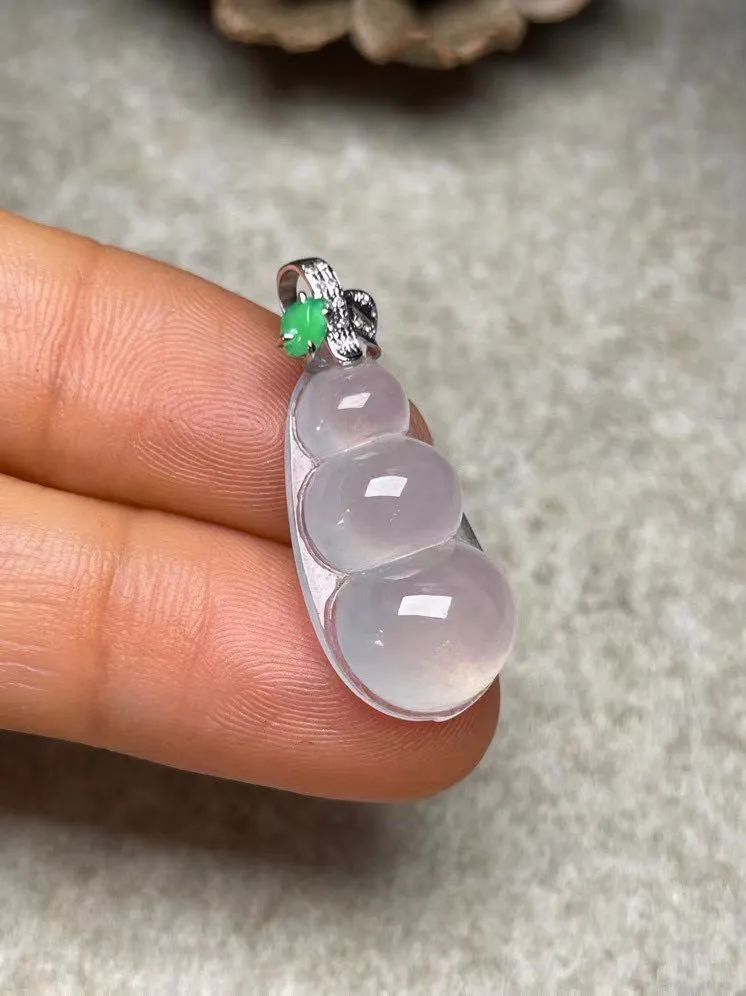 冰种福豆吊坠、真金真钻镶嵌，种水好，玉质细腻 .裸石尺寸 23.0*12.5