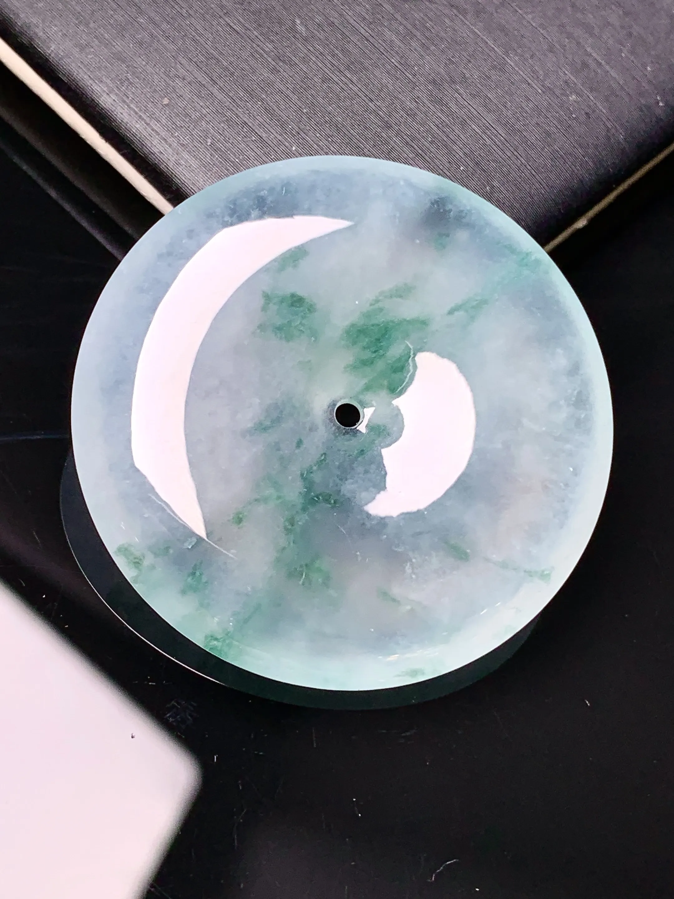 冰种飘绿平安扣吊坠 玉质细腻 色泽艳丽清新 整体尺寸34.2*5.8