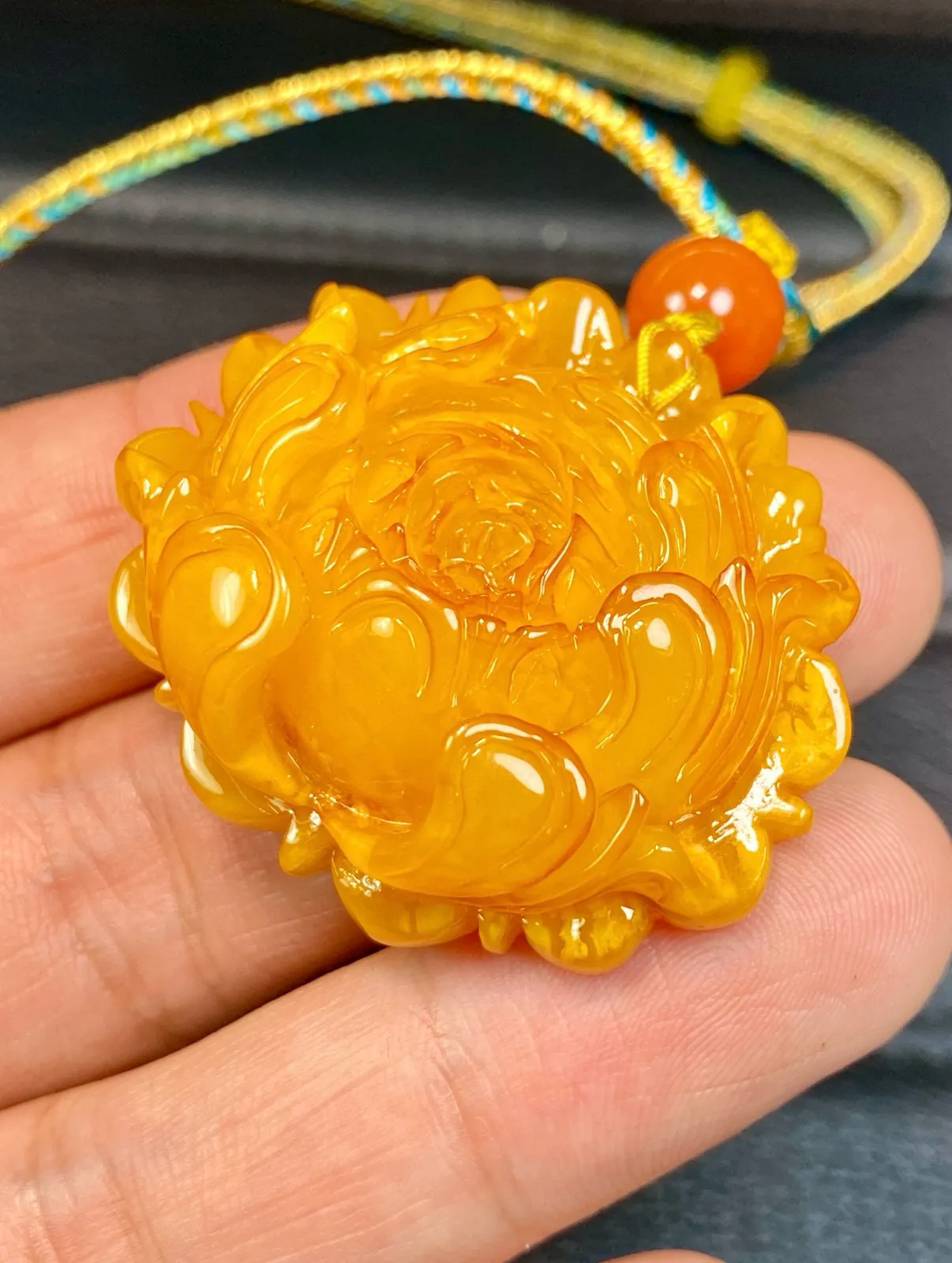 天然蜜蜡 鸡油黄老蜜蜡 牡丹花 花开富贵吊坠～尺寸:36.3×41.8×16.5mm左右 吊坠重：11.42克 搭配：原创手工绳链，蜡质瓷实，颜色好，雕工好