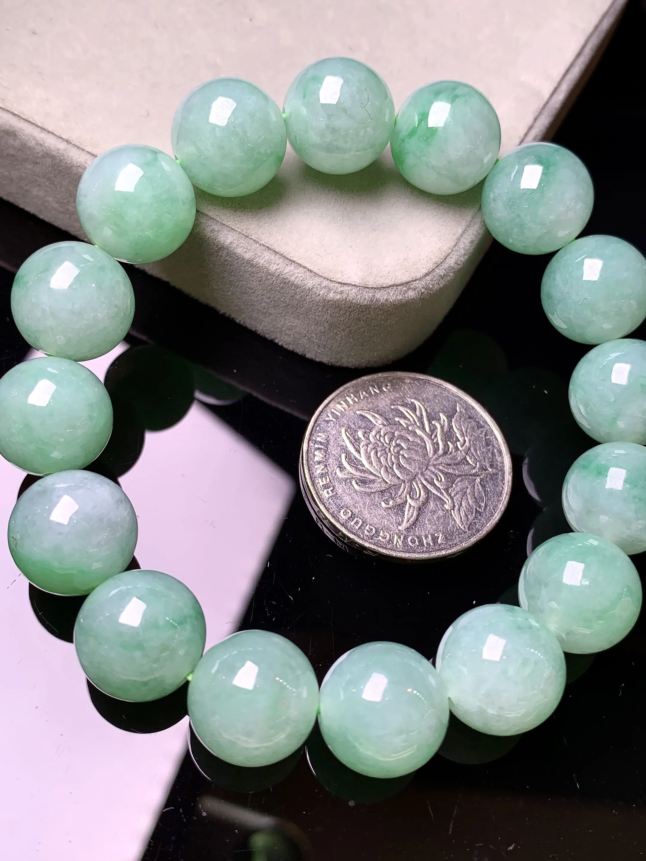 飘绿圆珠手链 玉质细腻 色泽艳丽清新 整体尺寸12.8