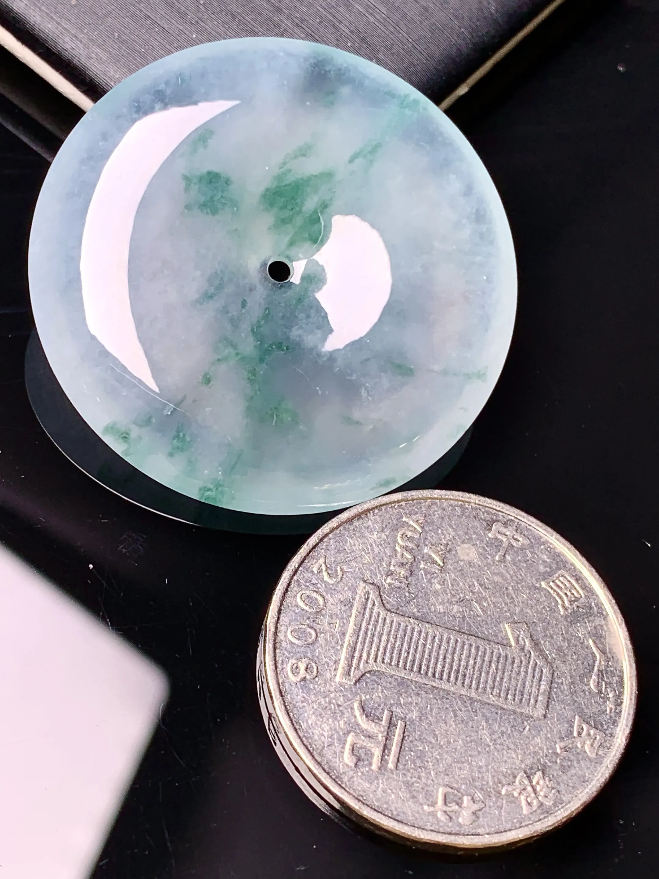 冰种飘绿平安扣吊坠 玉质细腻 色泽艳丽清新 整体尺寸34.2*5.8