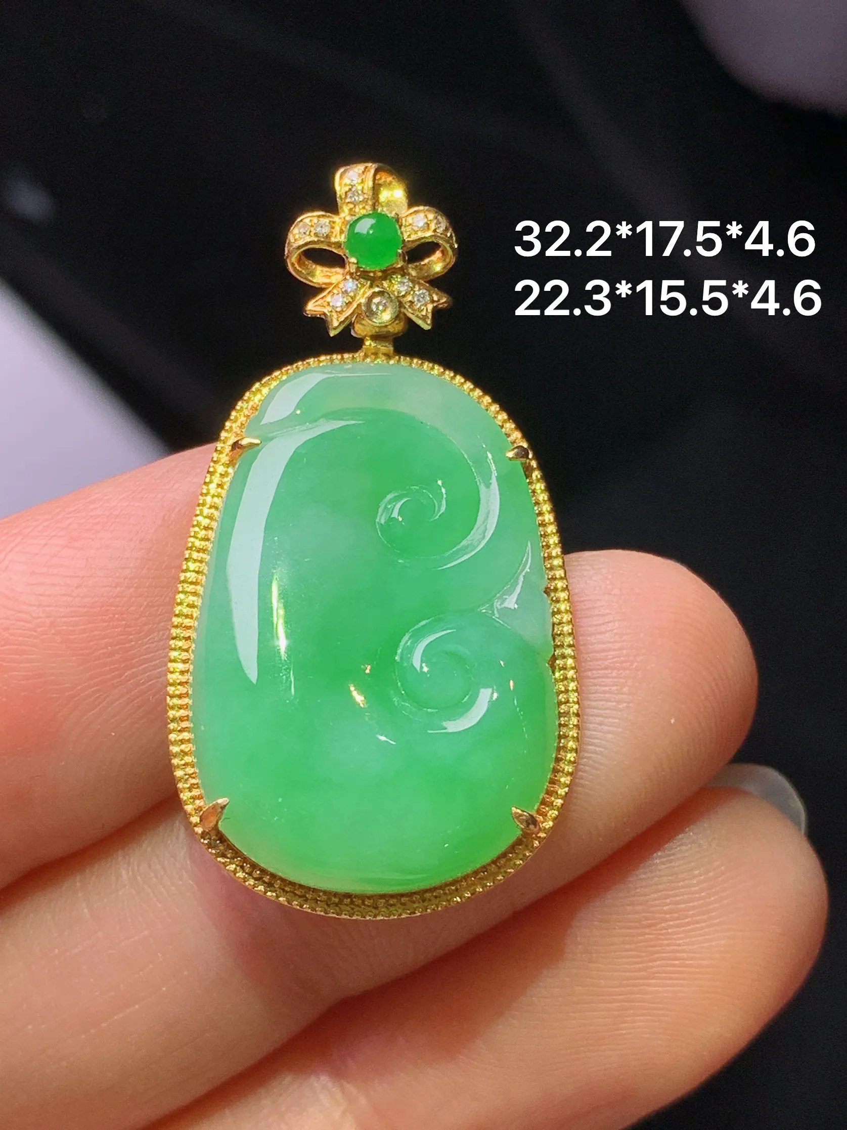 18k金钻镶嵌翠绿如意吊坠 玉质细腻 色泽艳丽清新 整体尺寸32.2*17.5*4.6
