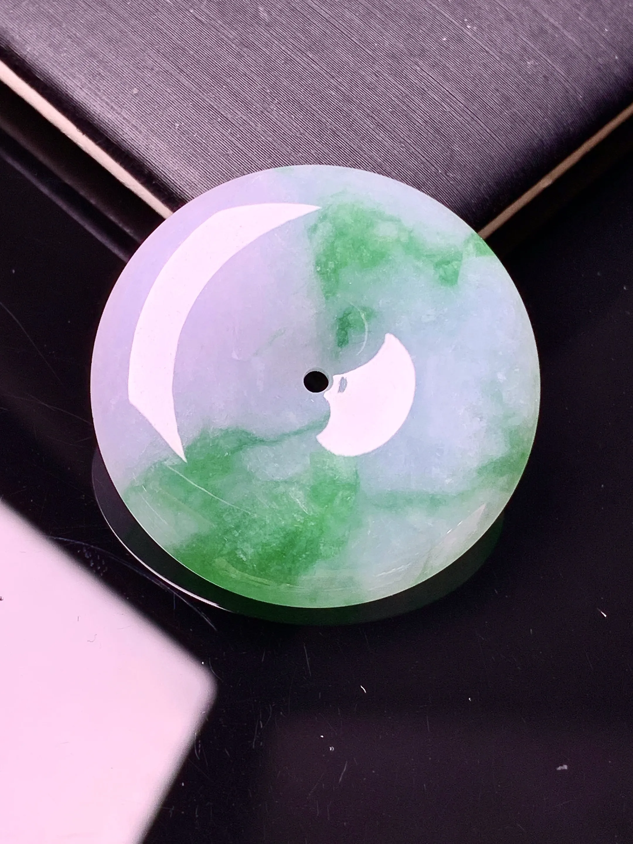 飘绿平安扣吊坠 玉质细腻 色泽艳丽清新 整体尺寸29.5*5.2