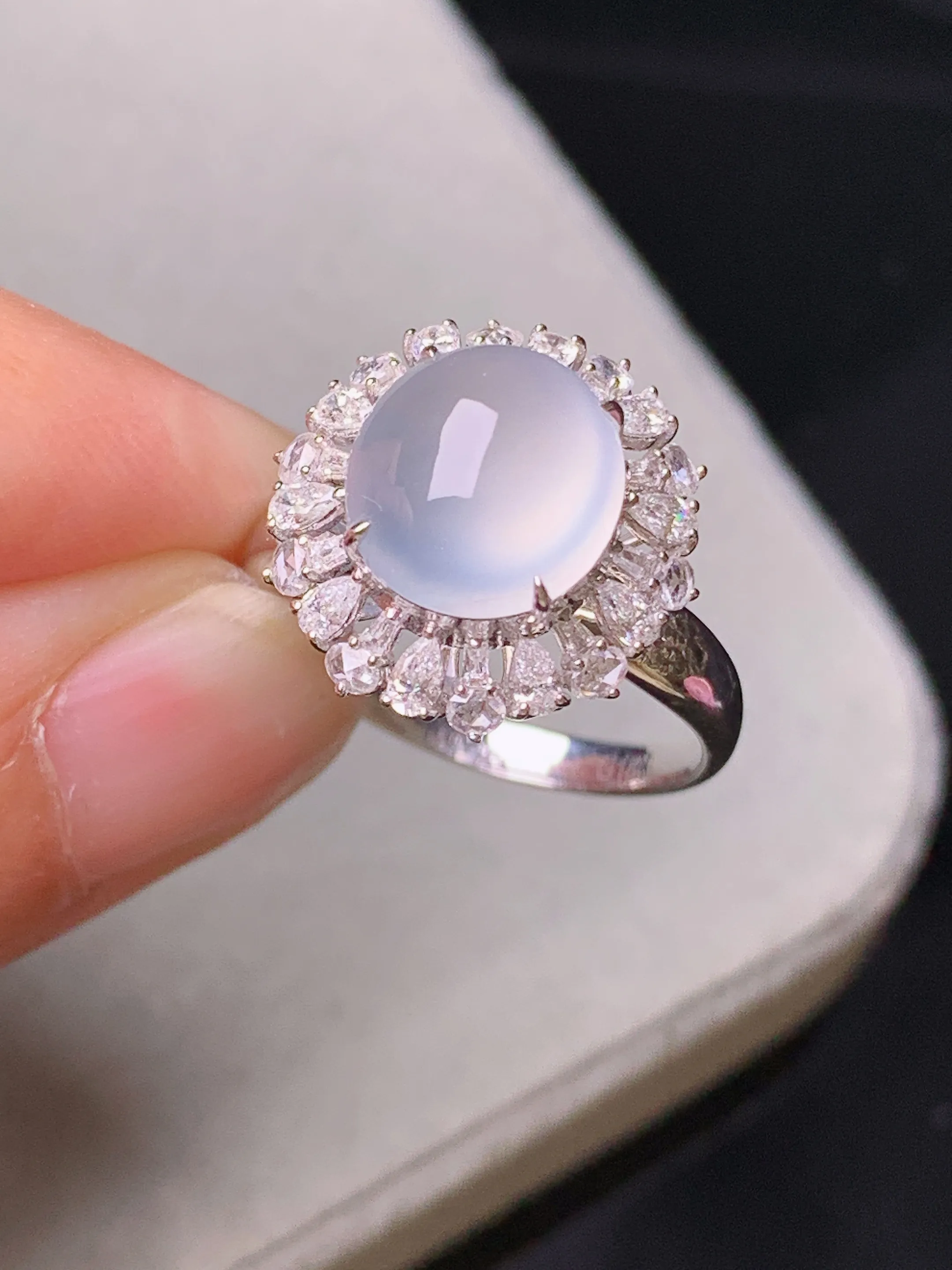 18k金钻镶嵌冰种蛋面戒指 玉质细腻 色泽艳丽清新 圈口14 整体尺寸15*10.8