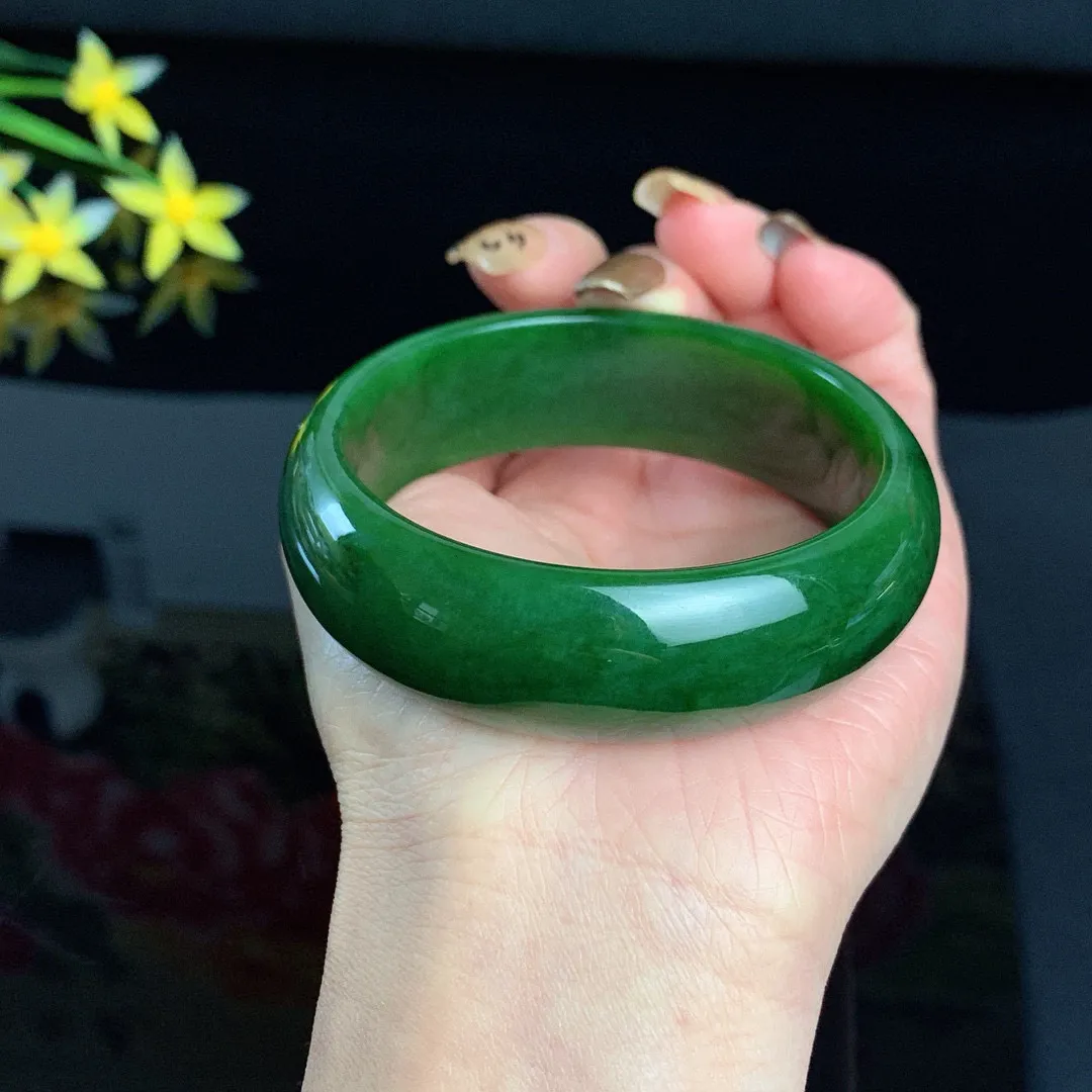 和田玉60圈口菠菜绿宽条碧玉手镯！玉质细腻油润 底色纯净 无裂无杂 脂粉好，品质高