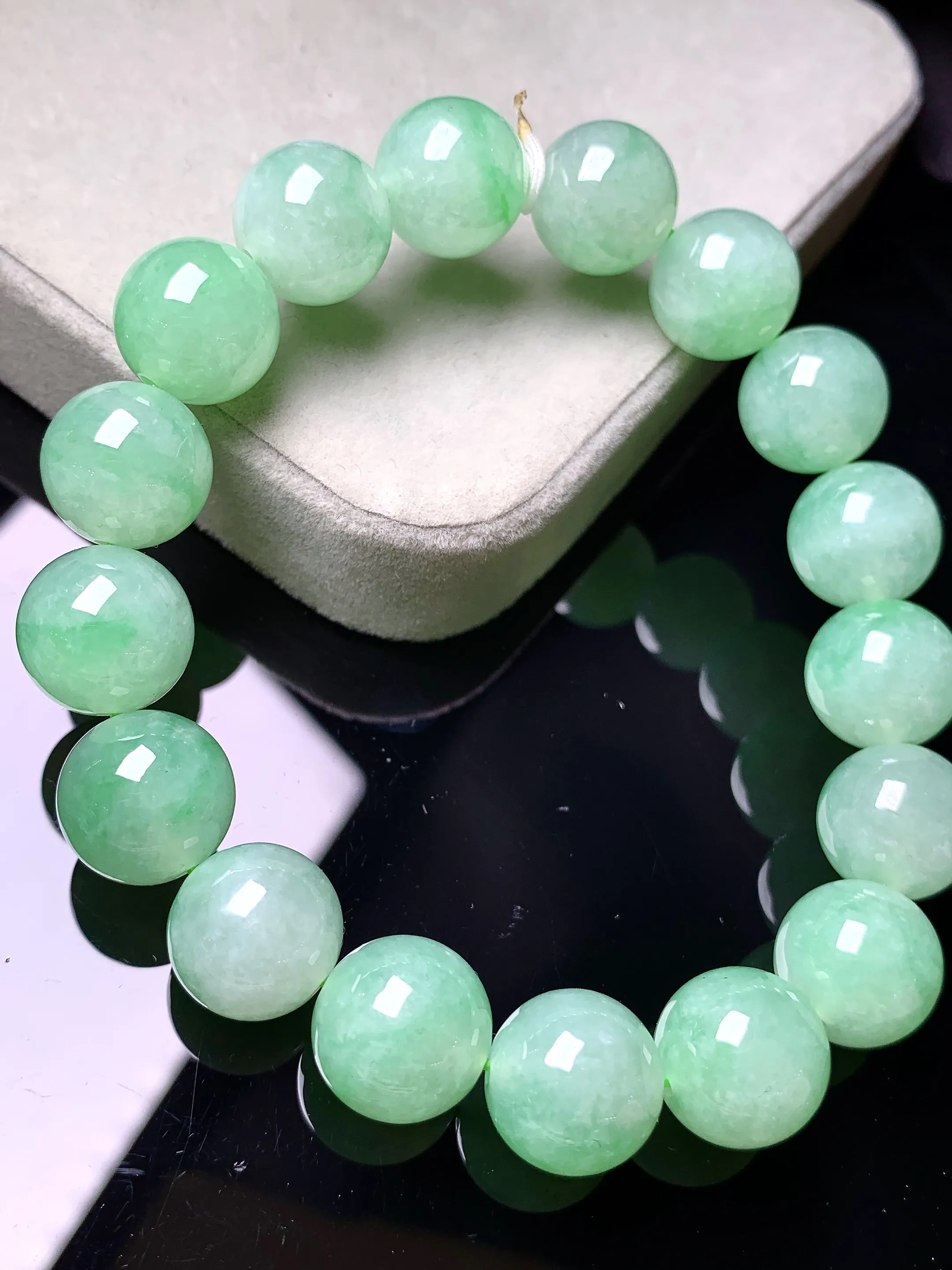 翠绿圆珠手链 玉质细腻 色泽艳丽清新 整体尺寸12.1