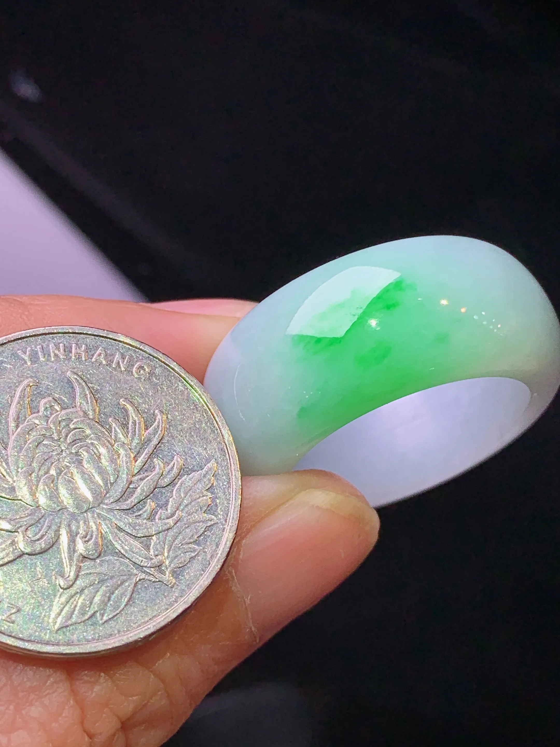 飘绿指环 玉质细腻 色泽艳丽清新 整体尺寸29.5*11.6*4.8 圈口23