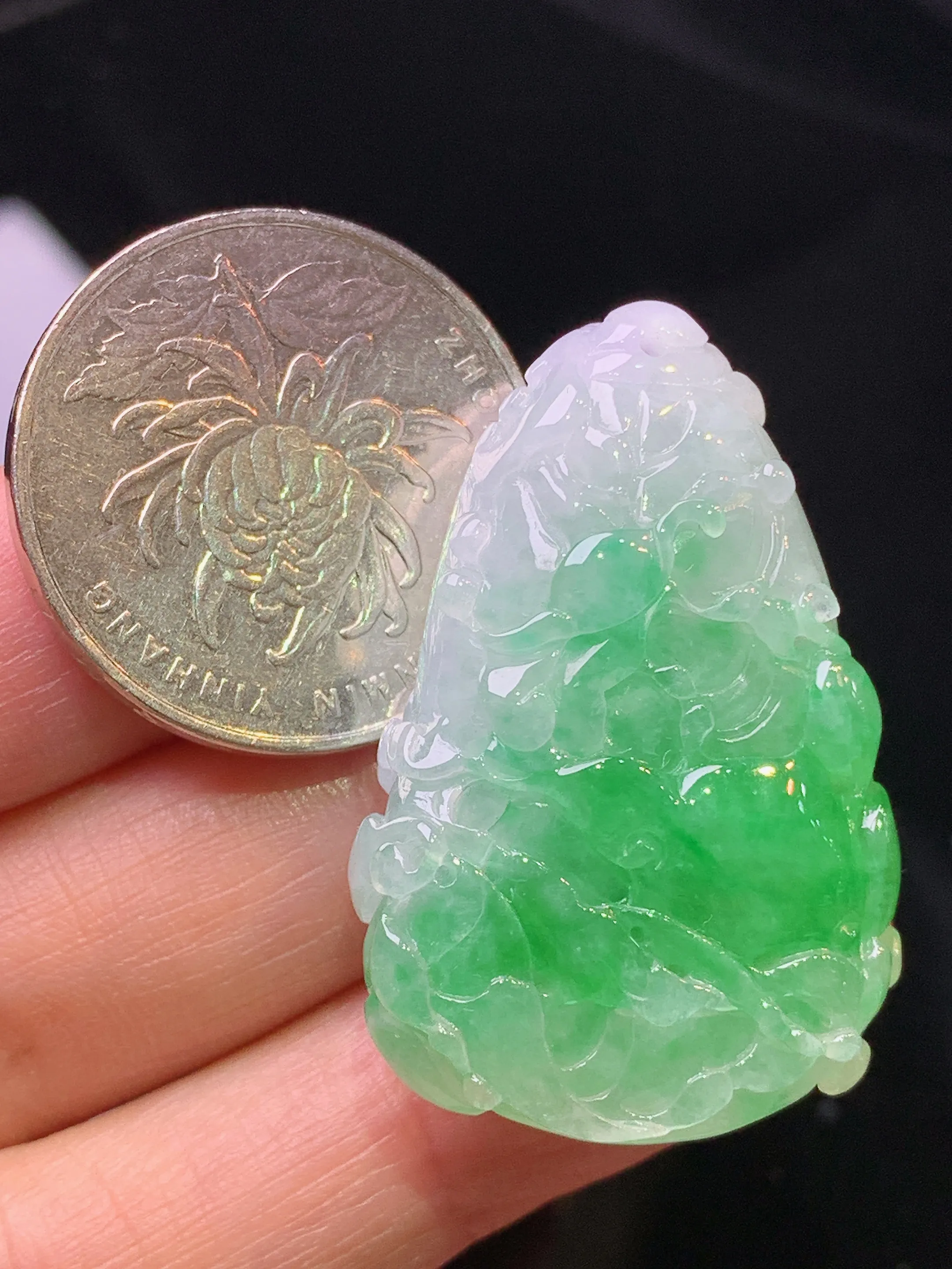 飘绿雕花花件吊坠 玉质细腻 色泽艳丽清新 整体尺寸36.8*24.2*10.5