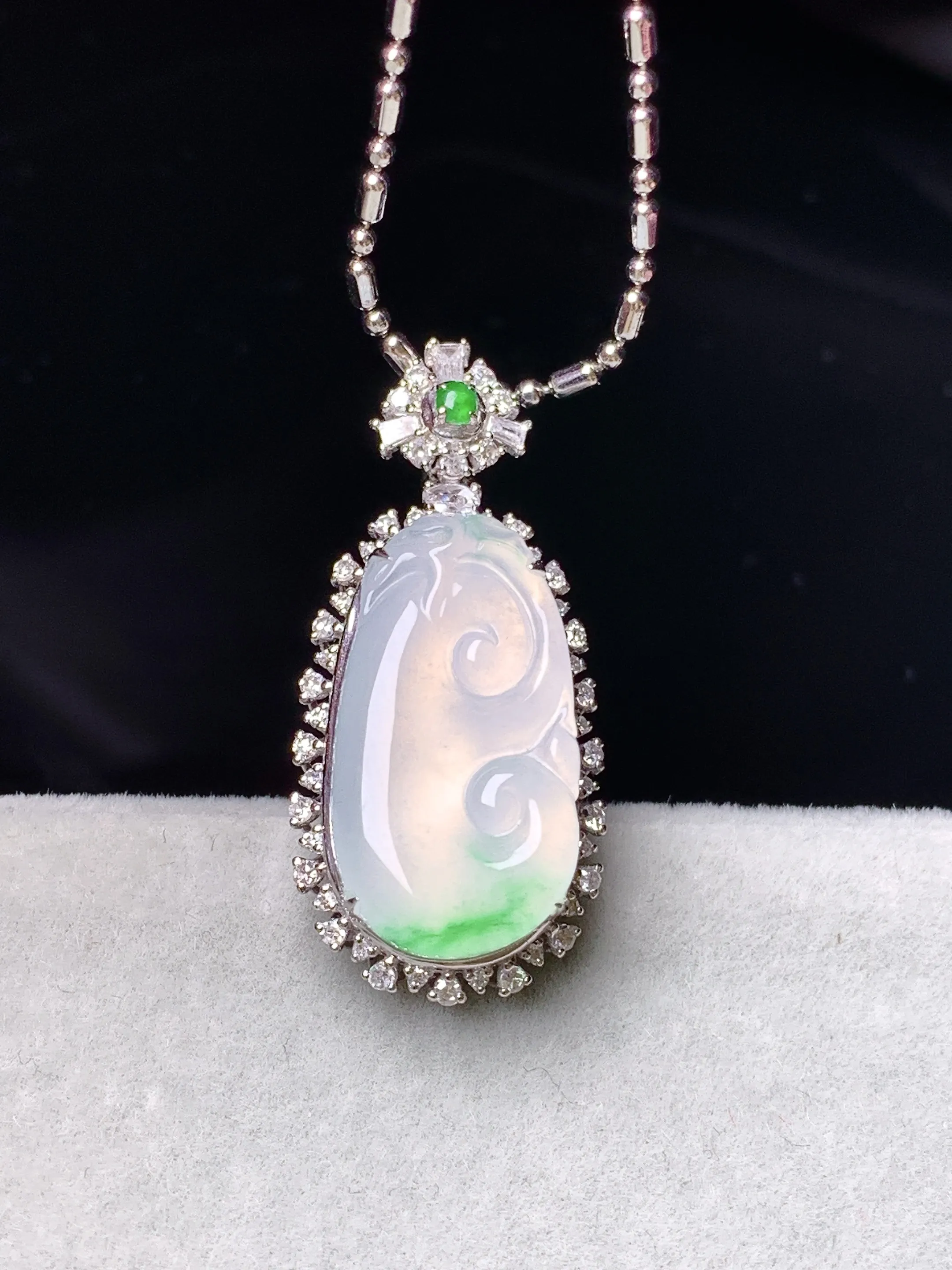 18k金钻镶嵌冰种飘绿如意吊坠 玉质细腻 色泽艳丽清新 整体尺寸27.5*12.6*7.7