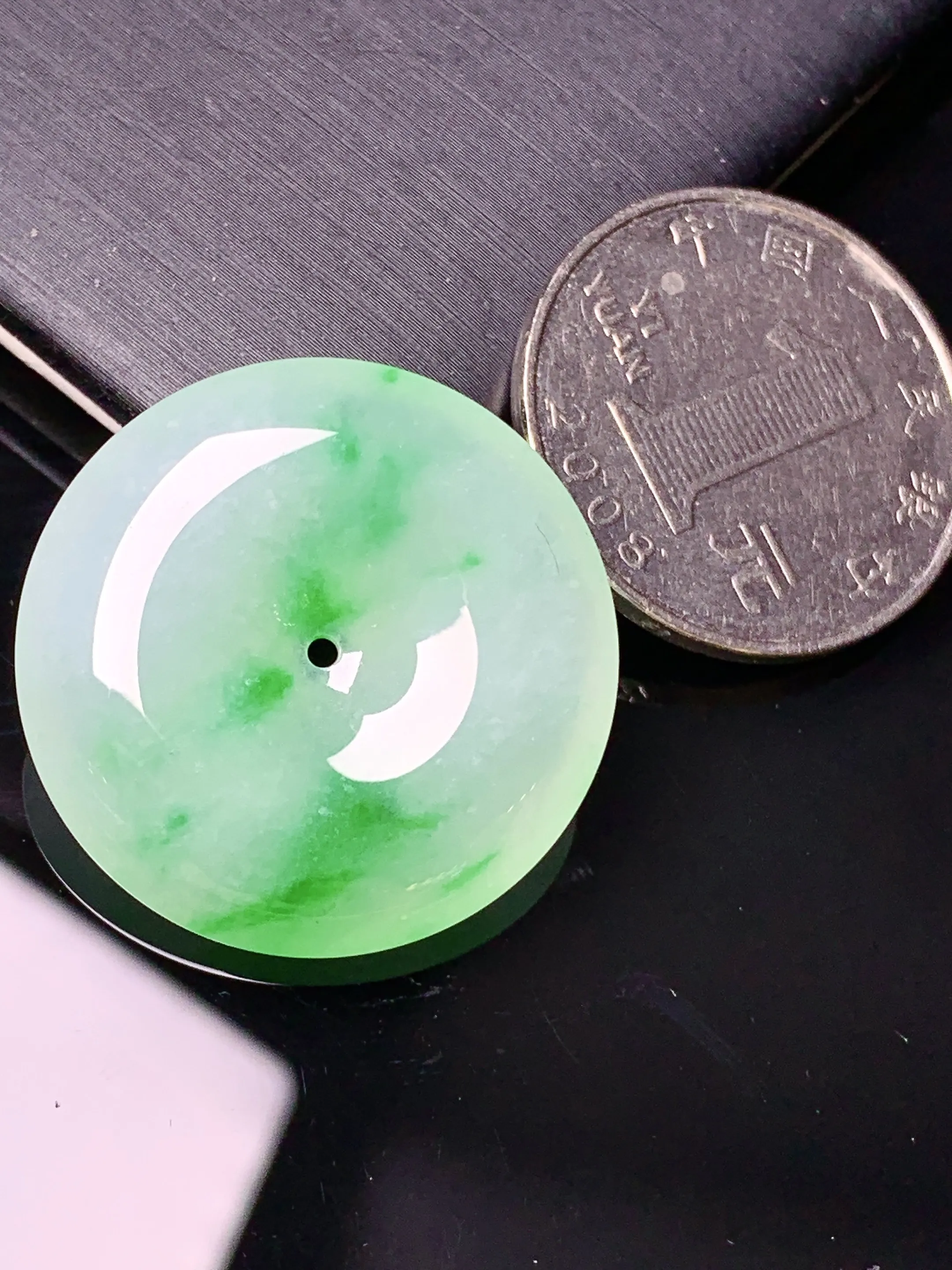 飘绿平安扣吊坠 玉质细腻 色泽艳丽清新 整体尺寸27.8*6.6