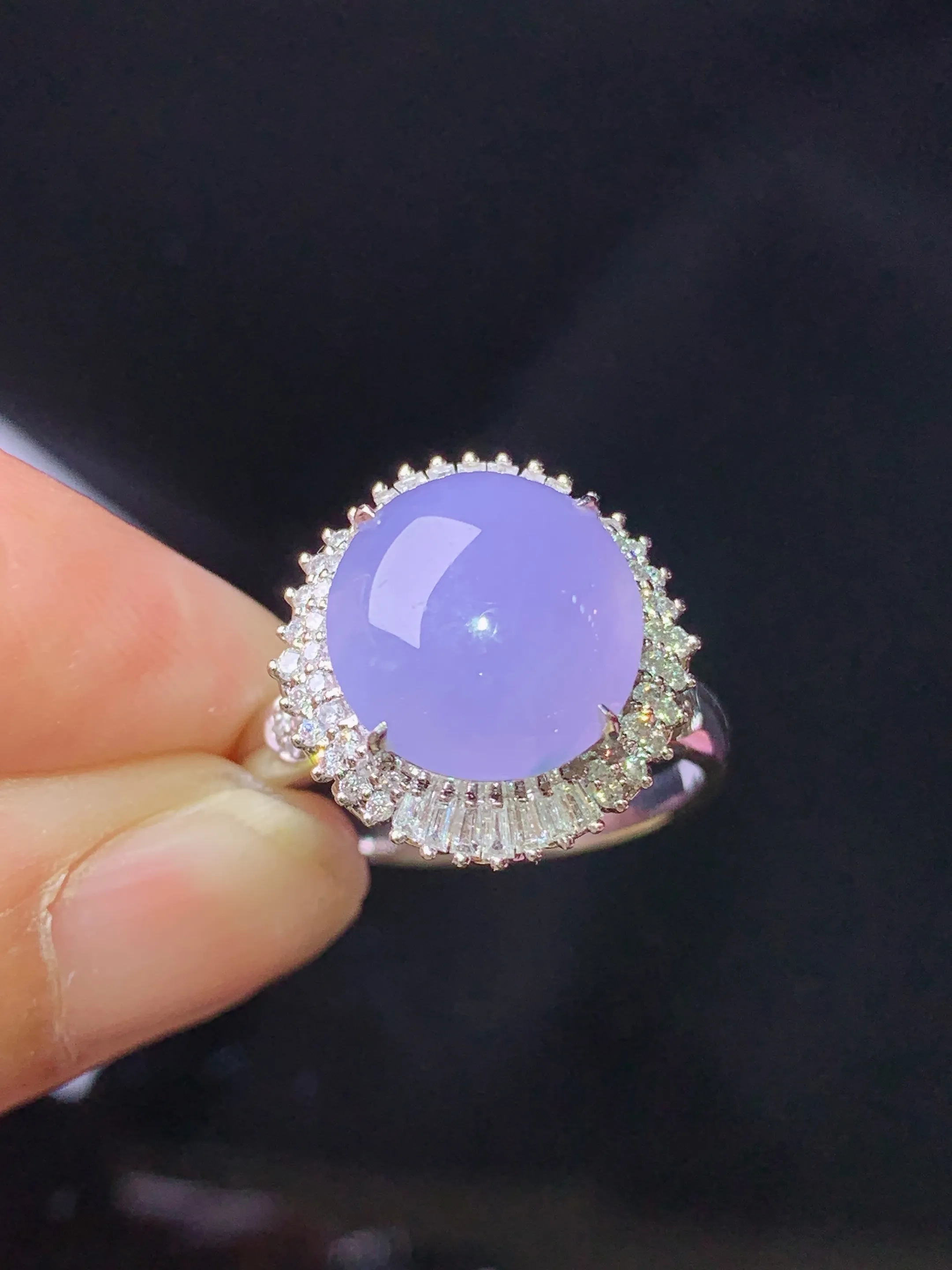 18k金钻镶嵌紫罗兰蛋面戒指 玉质细腻 色泽艳丽清新 圈口14 整体尺寸15.6*15*11