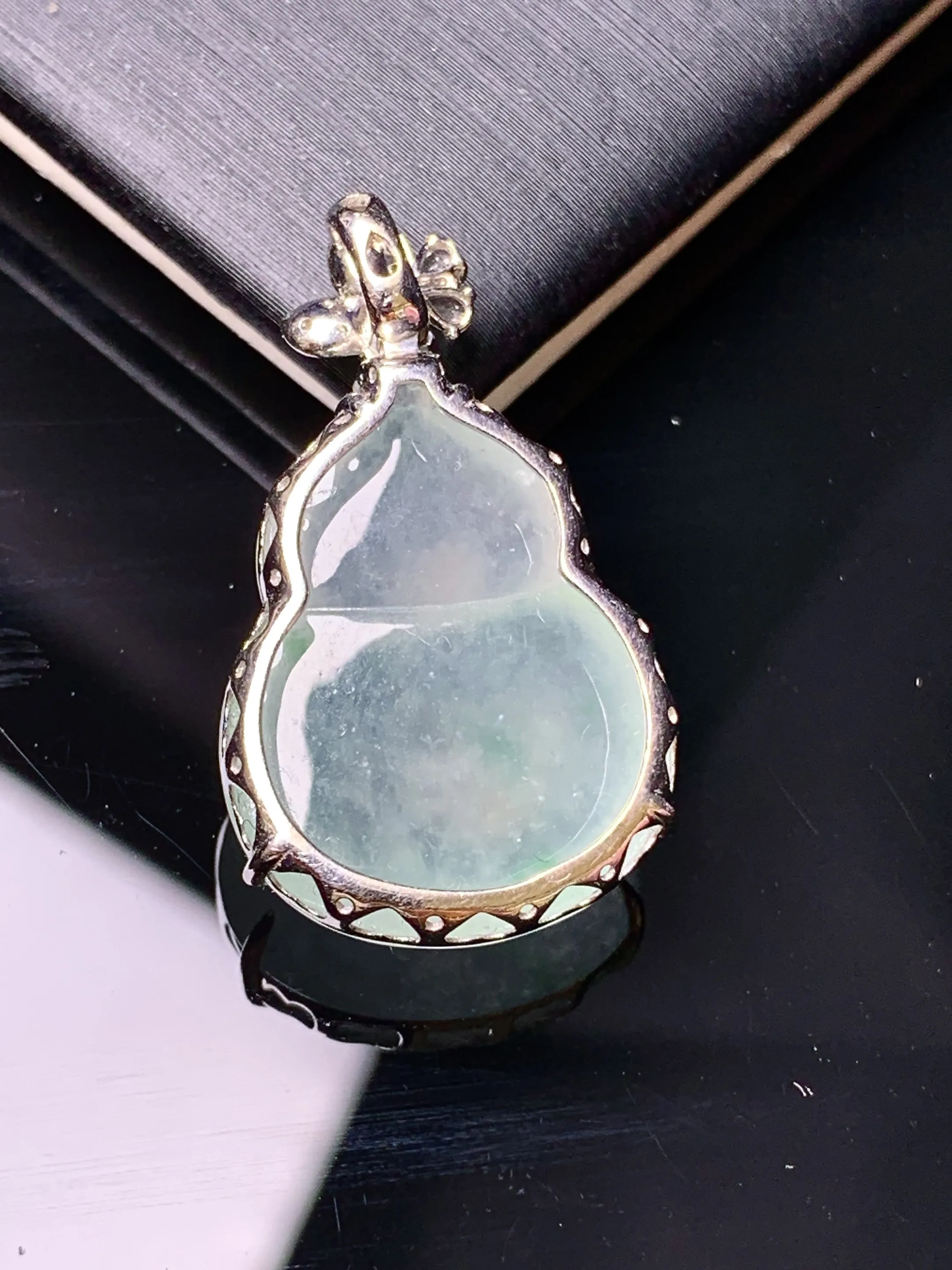 18k金钻镶嵌冰种葫芦吊坠 玉质细腻 色泽艳丽清新 整体尺寸28.2*16.7*7.6