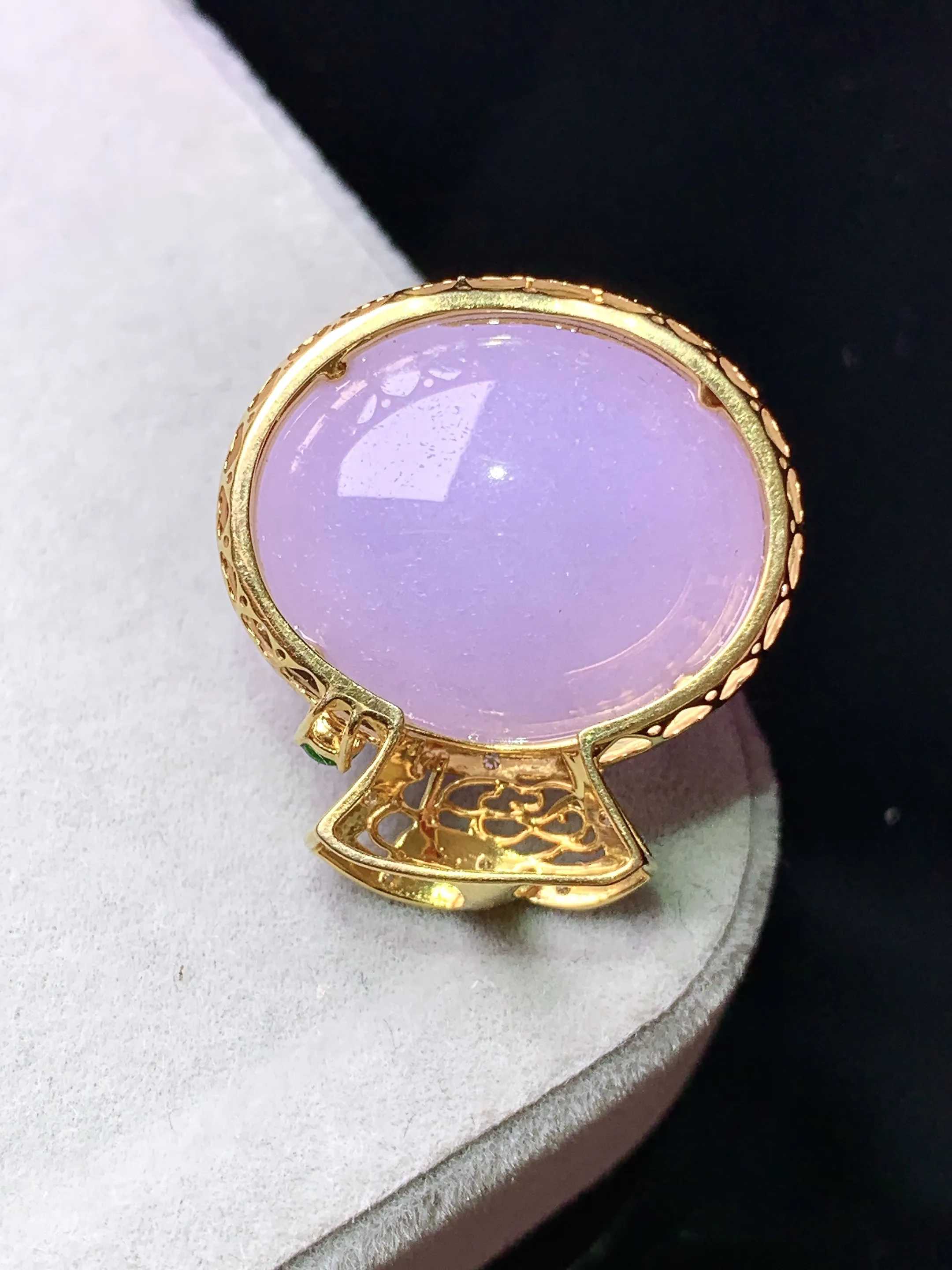 18k金钻镶嵌紫罗兰蛋面吊坠 玉质细腻 色泽艳丽清新 整体尺寸22*20.3*11.2