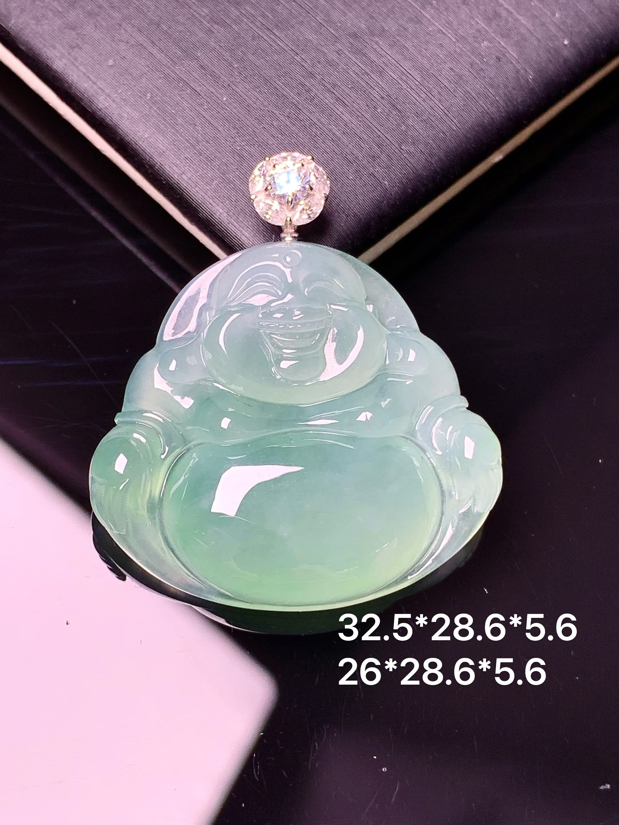 18k金莫桑钻镶嵌浅绿佛公吊坠 玉质细腻 色泽艳丽清新 整体尺寸32.5*28.6*5.6