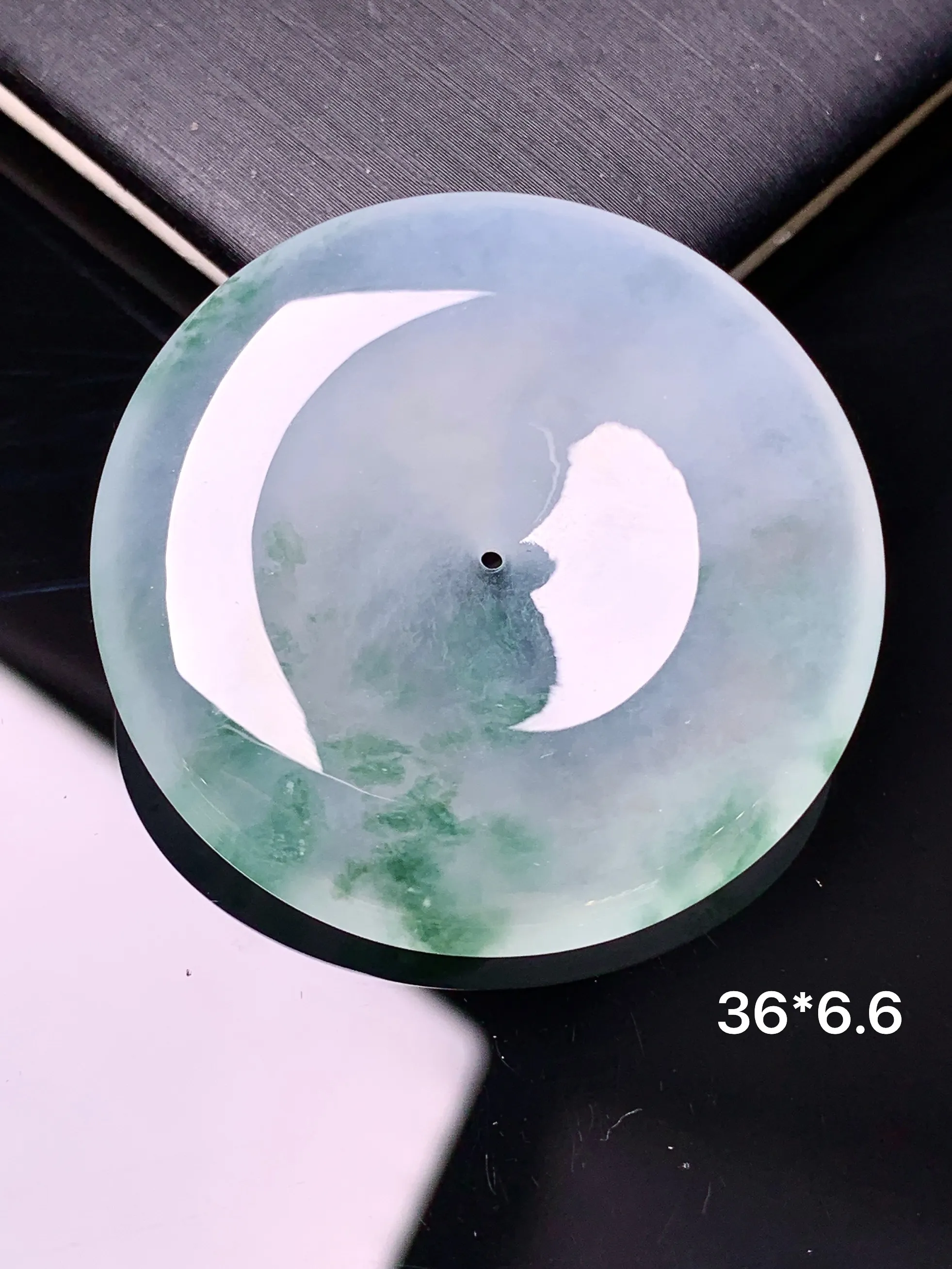 冰种飘绿平安扣吊坠 玉质细腻 色泽艳丽清新 整体尺寸36*6.6