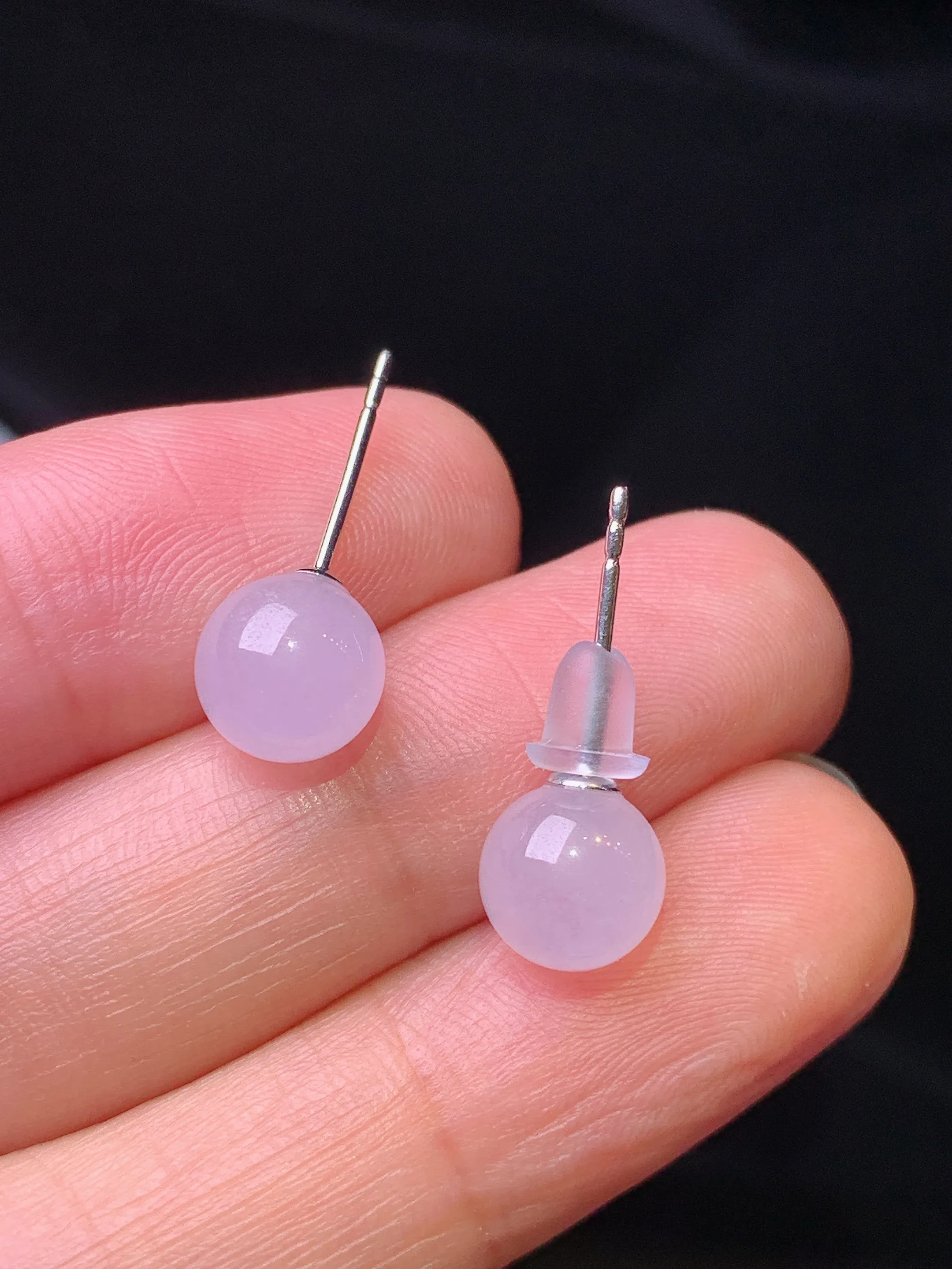 18k金镶嵌淡紫罗兰圆珠耳钉 玉质细腻 色泽艳丽清新 整体尺寸7.6