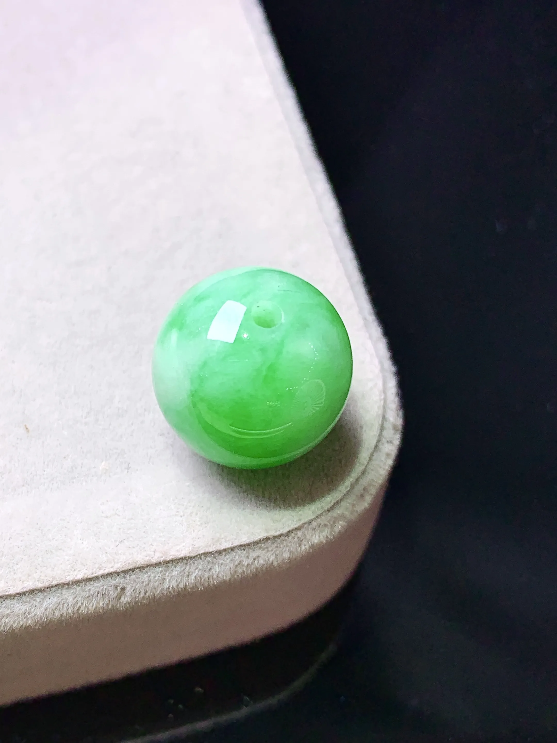 翠绿圆珠 玉质细腻 色泽艳丽清新 整体尺寸12.5