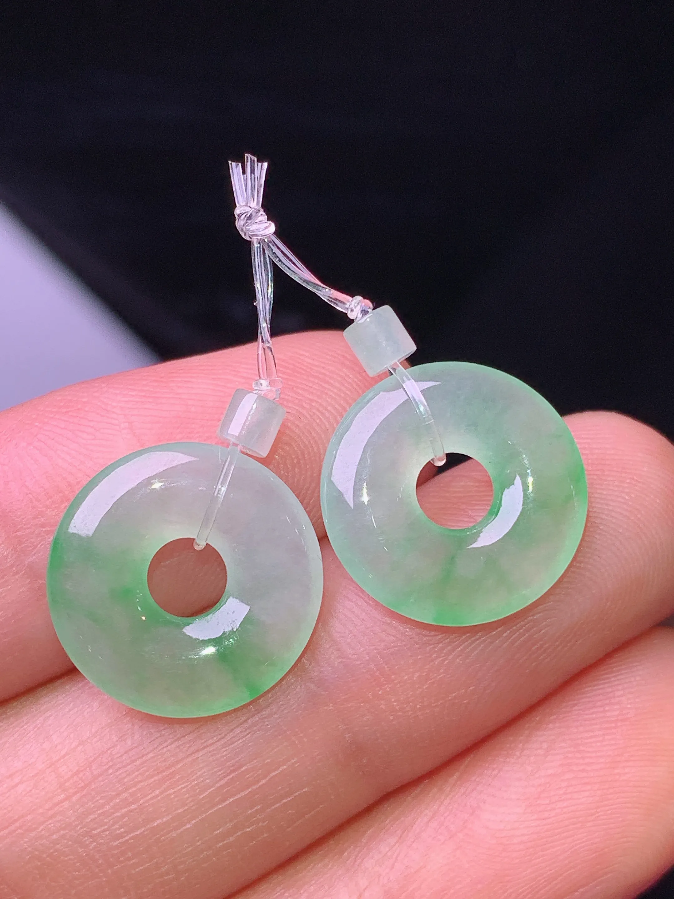 飘绿平安环一对 玉质细腻 色泽艳丽清新 整体尺寸14*2.6