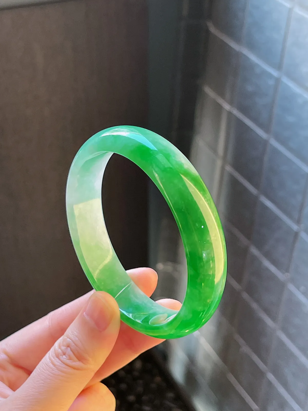 正圈58.3圈口，翡翠细糯化到冰糯飘阳绿手镯