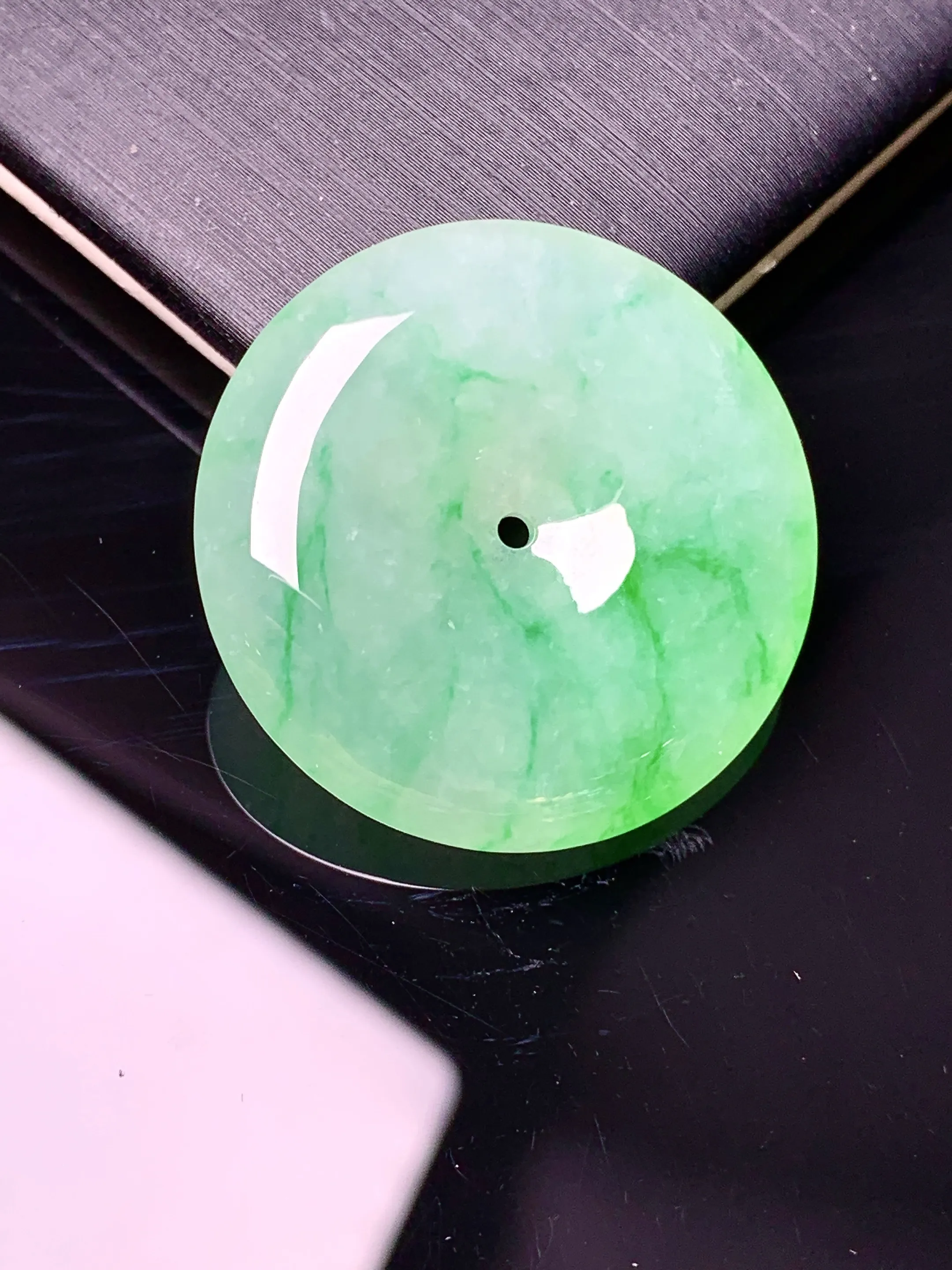 翠绿平安扣吊坠 玉质细腻 色泽艳丽清新 整体尺寸27.7*6.2