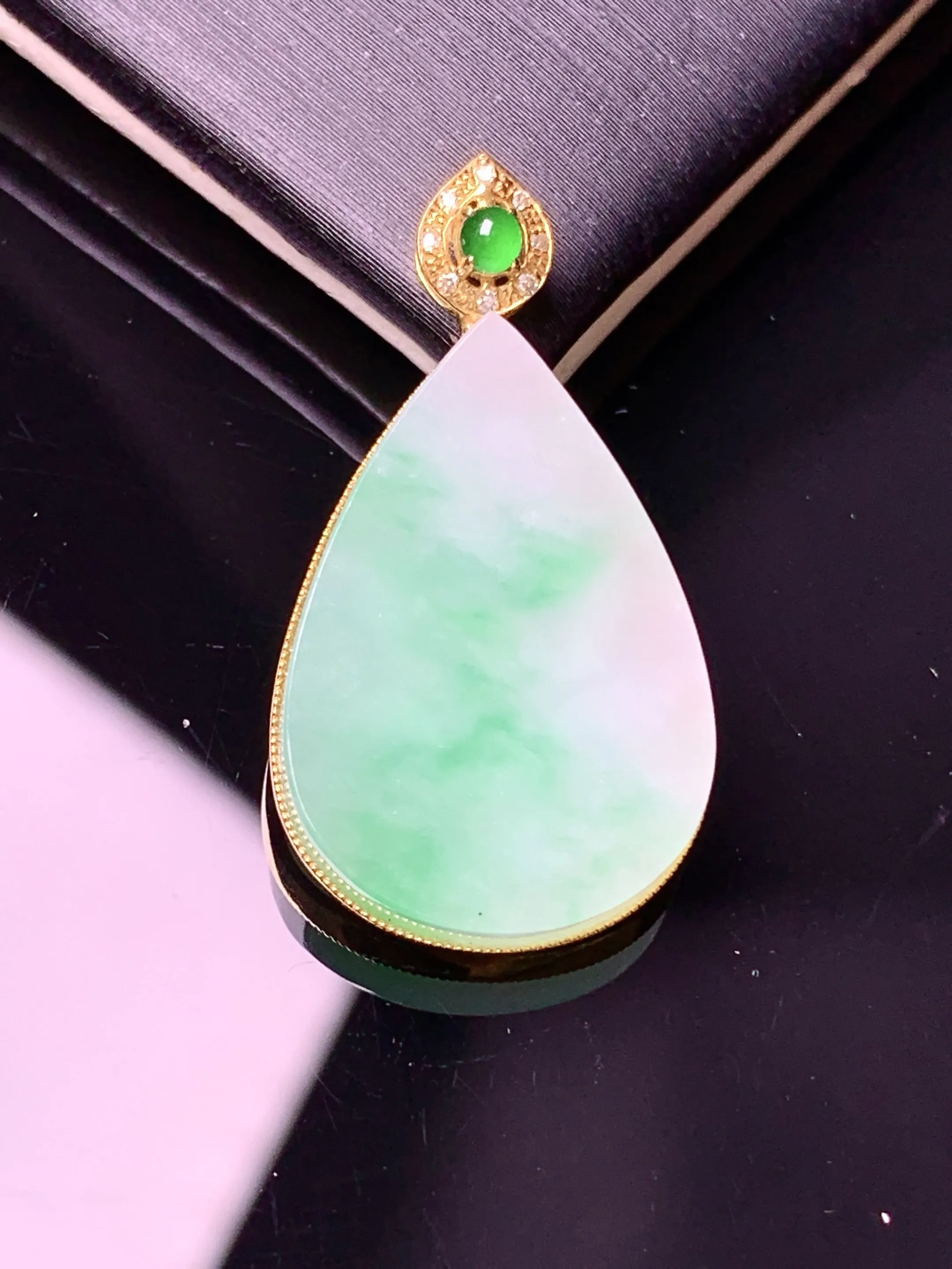 18k金钻镶嵌飘绿水滴吊坠 玉质细腻 色泽艳丽清新 整体尺寸30*16.3*4