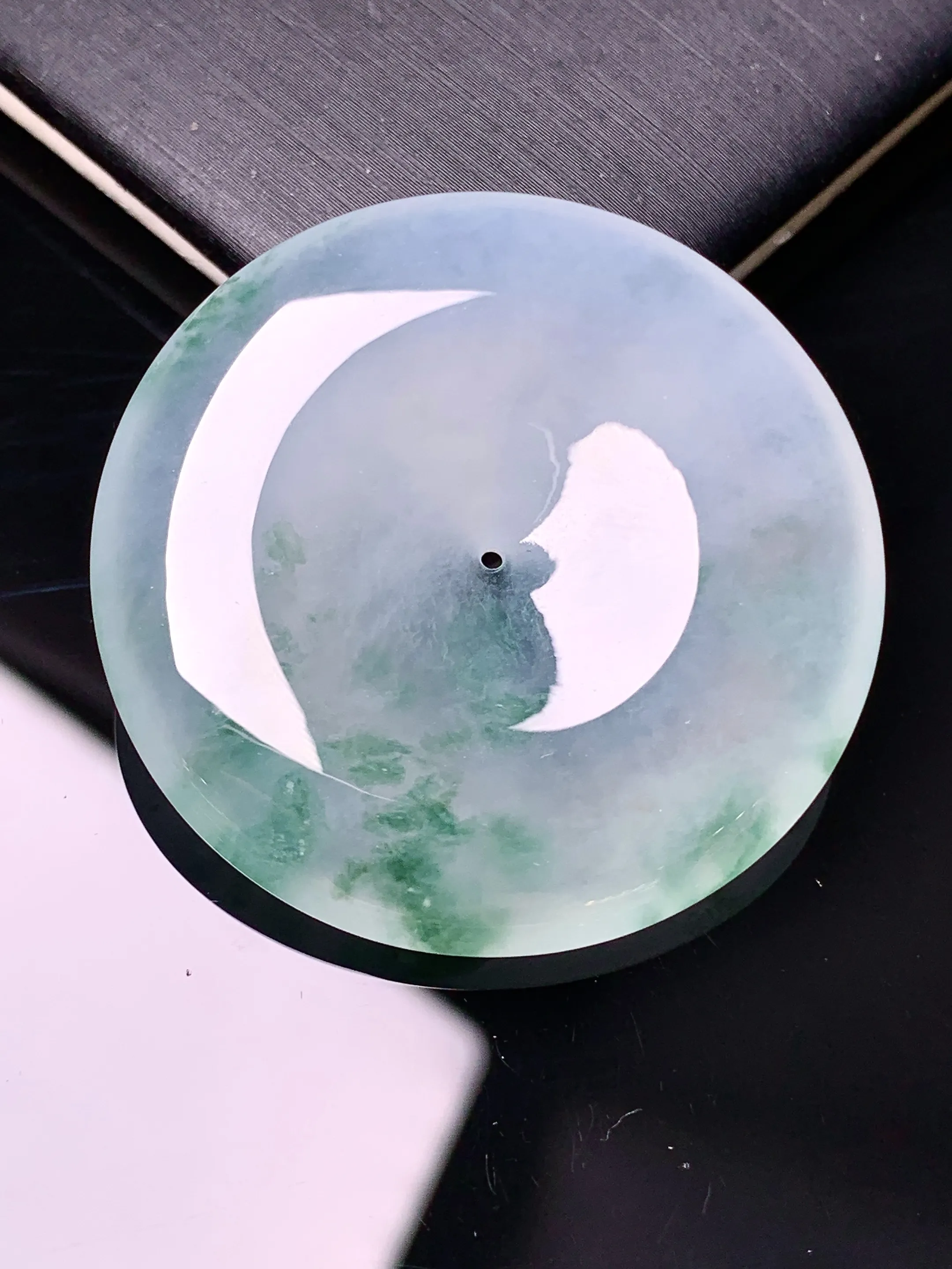 冰种飘绿平安扣吊坠 玉质细腻 色泽艳丽清新 整体尺寸36*6.6