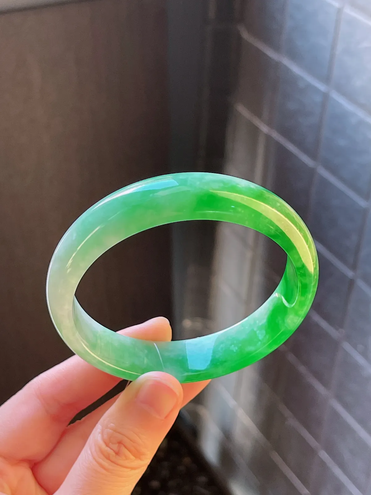 正圈58.3圈口，翡翠细糯化到冰糯飘阳绿手镯