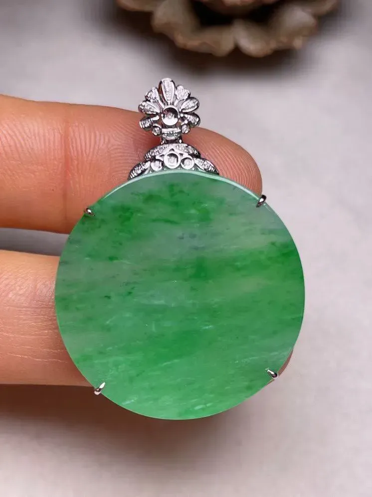 冰糯种飘色平安扣吊坠、真金真钻镶嵌，种水好，玉质细腻 .裸石尺寸 26.6