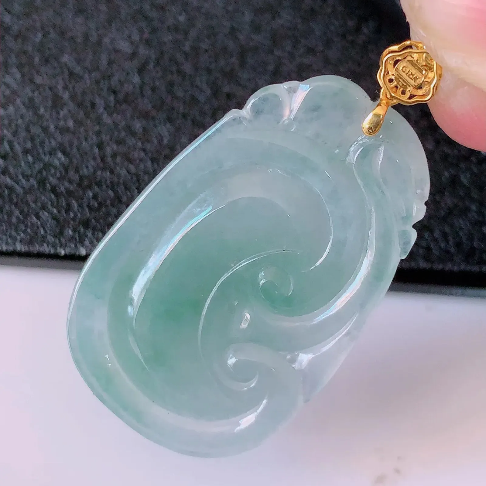 自然光实拍，18k金镶嵌冰种飘花翡翠如意吊坠，寓意顺心如意，事事如意，吉祥如意，细腻饱满，色泽鲜艳，称心如意佩戴优雅时尚！#212.1整体40.5裸石34.5-21.5-5.5