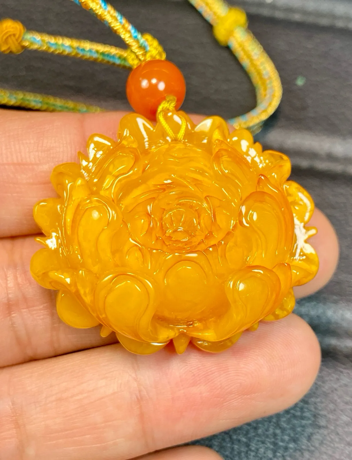 天然蜜蜡 鸡油黄老蜜蜡 牡丹花 花开富贵吊坠～尺寸:36.3×41.8×16.5mm左右 吊坠重：11.42克 搭配：原创手工绳链，蜡质瓷实，颜色好，雕工好