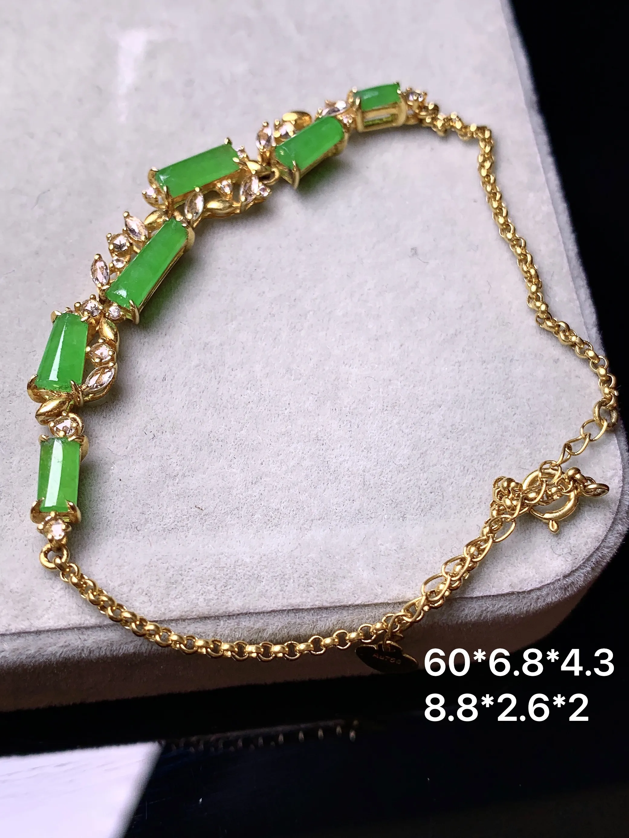 18k金钻镶嵌满绿玉柱手链 玉质细腻 色泽艳丽清新 整体尺寸60*6.8*4.3