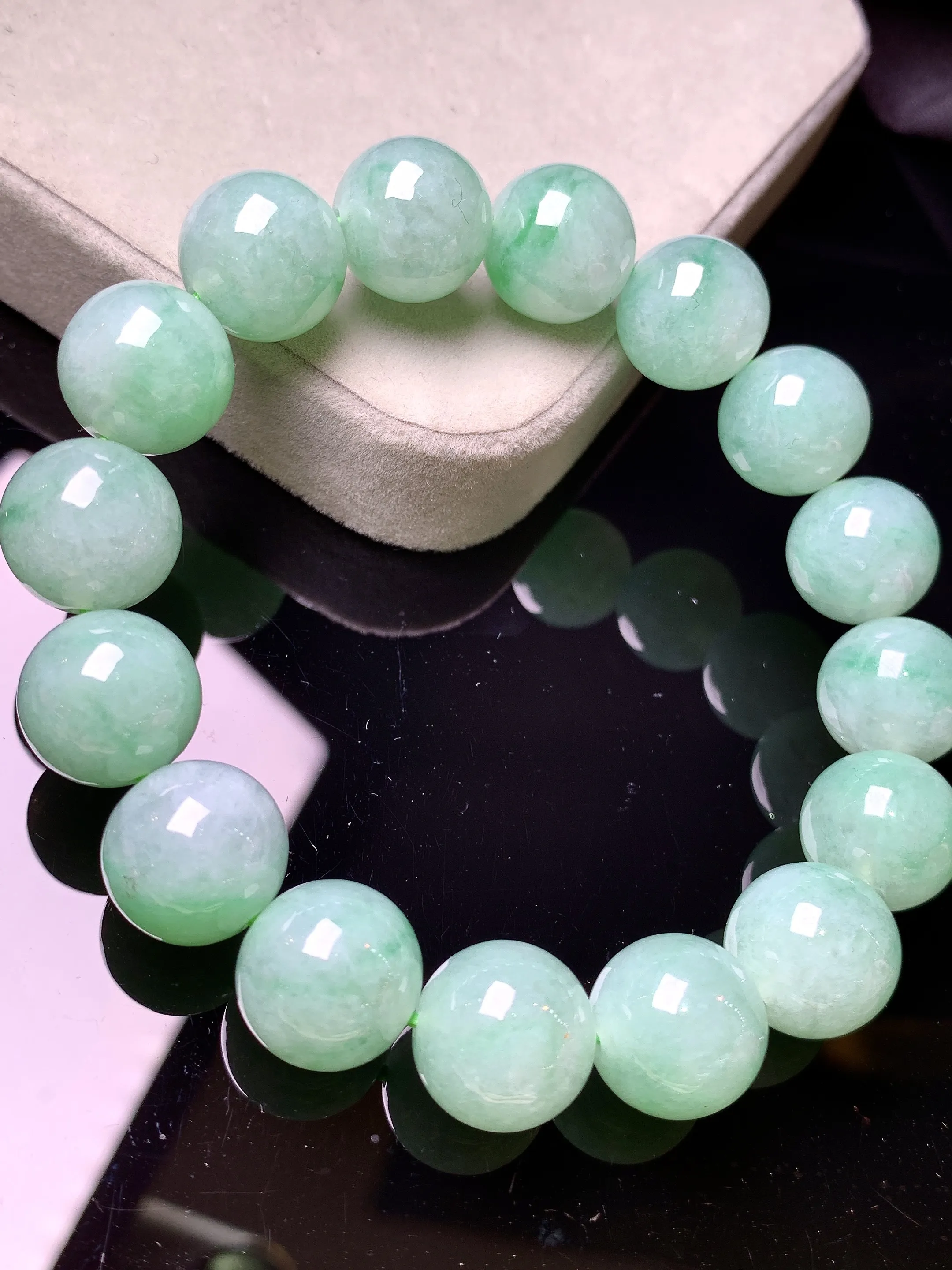 飘绿圆珠手链 玉质细腻 色泽艳丽清新 整体尺寸12.8