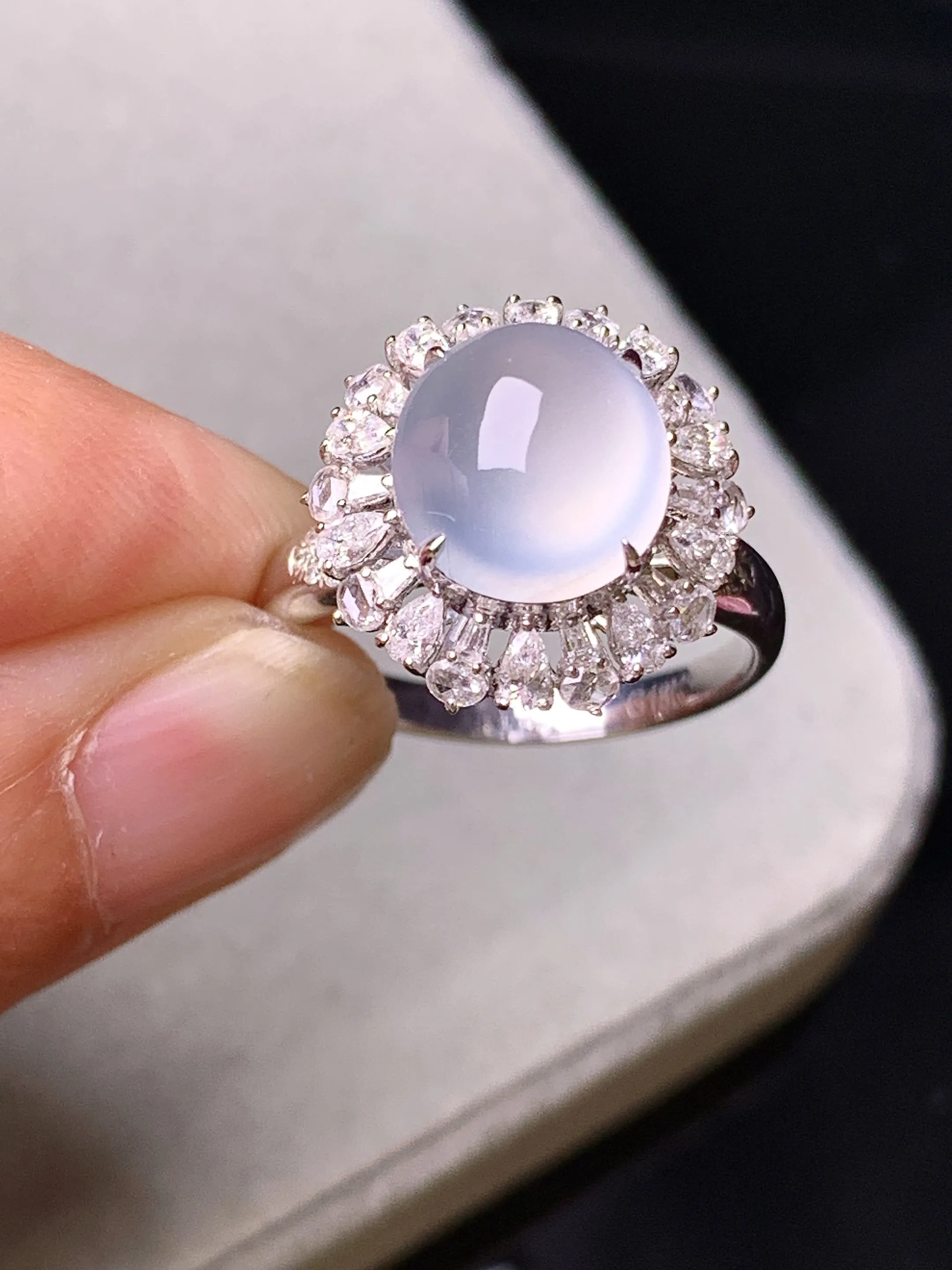 18k金钻镶嵌冰种蛋面戒指 玉质细腻 色泽艳丽清新 圈口14 整体尺寸15*10.8