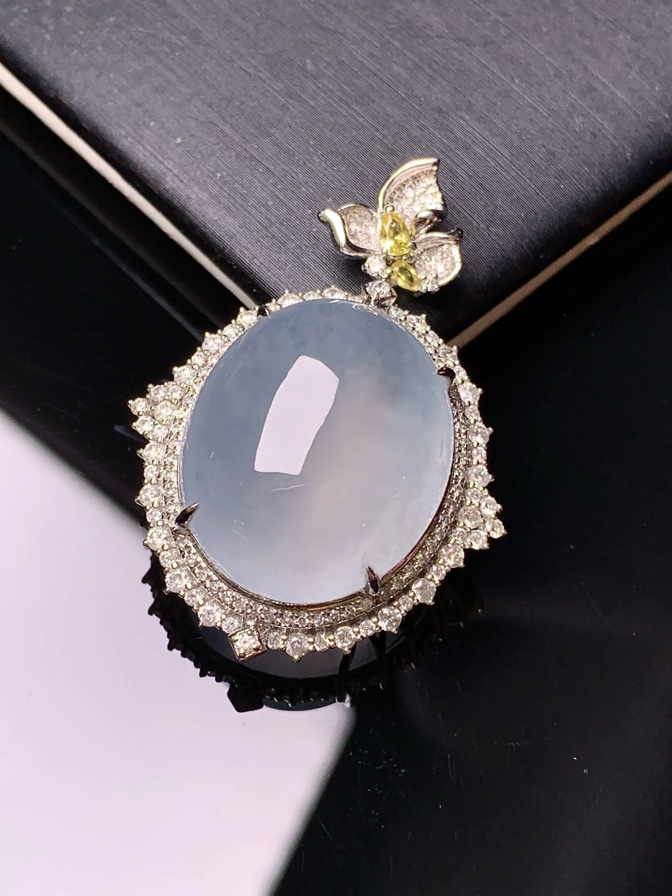 18k金钻镶嵌冰种蛋面吊坠 玉质细腻 色泽艳丽清新 整体尺寸36.2*25.8*14.6